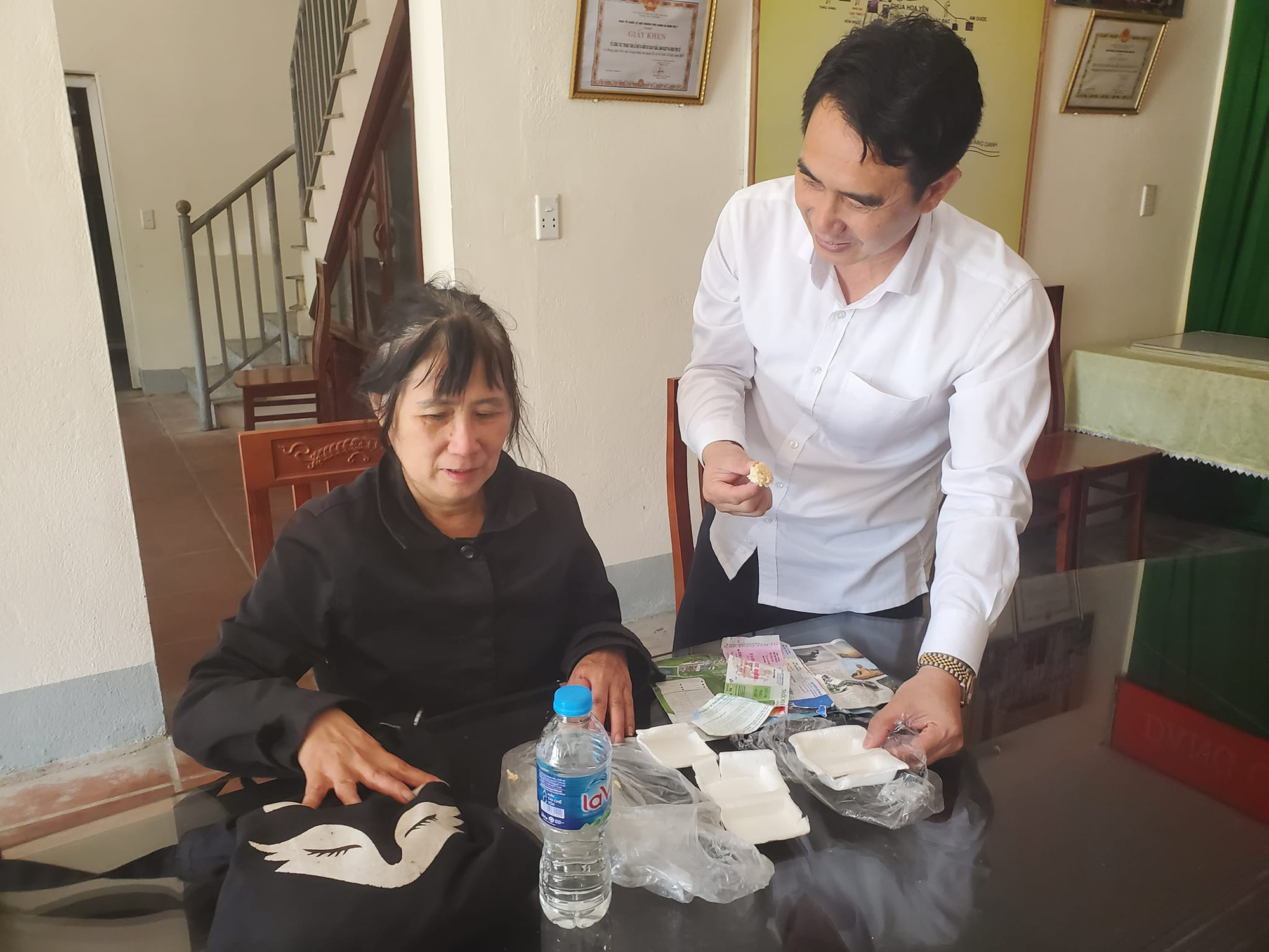 7 ngày sinh tồn dưới vực sâu 30m của người phụ nữ U60: Lục rác tìm nước, hái lá rừng ăn - Ảnh 3.