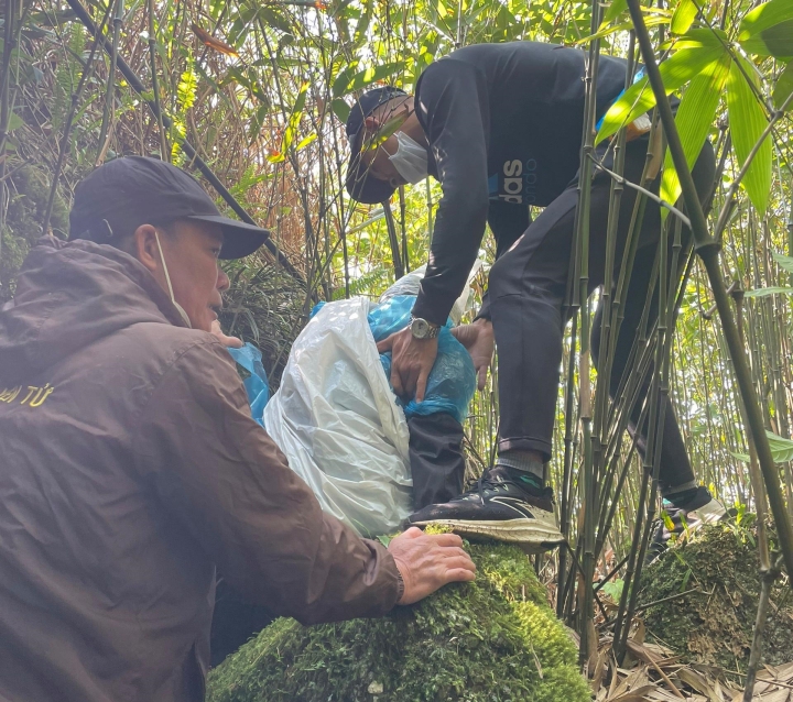 7 ngày sinh tồn dưới vực sâu 30m của người phụ nữ U60: Lục rác tìm nước, hái lá rừng ăn - Ảnh 1.