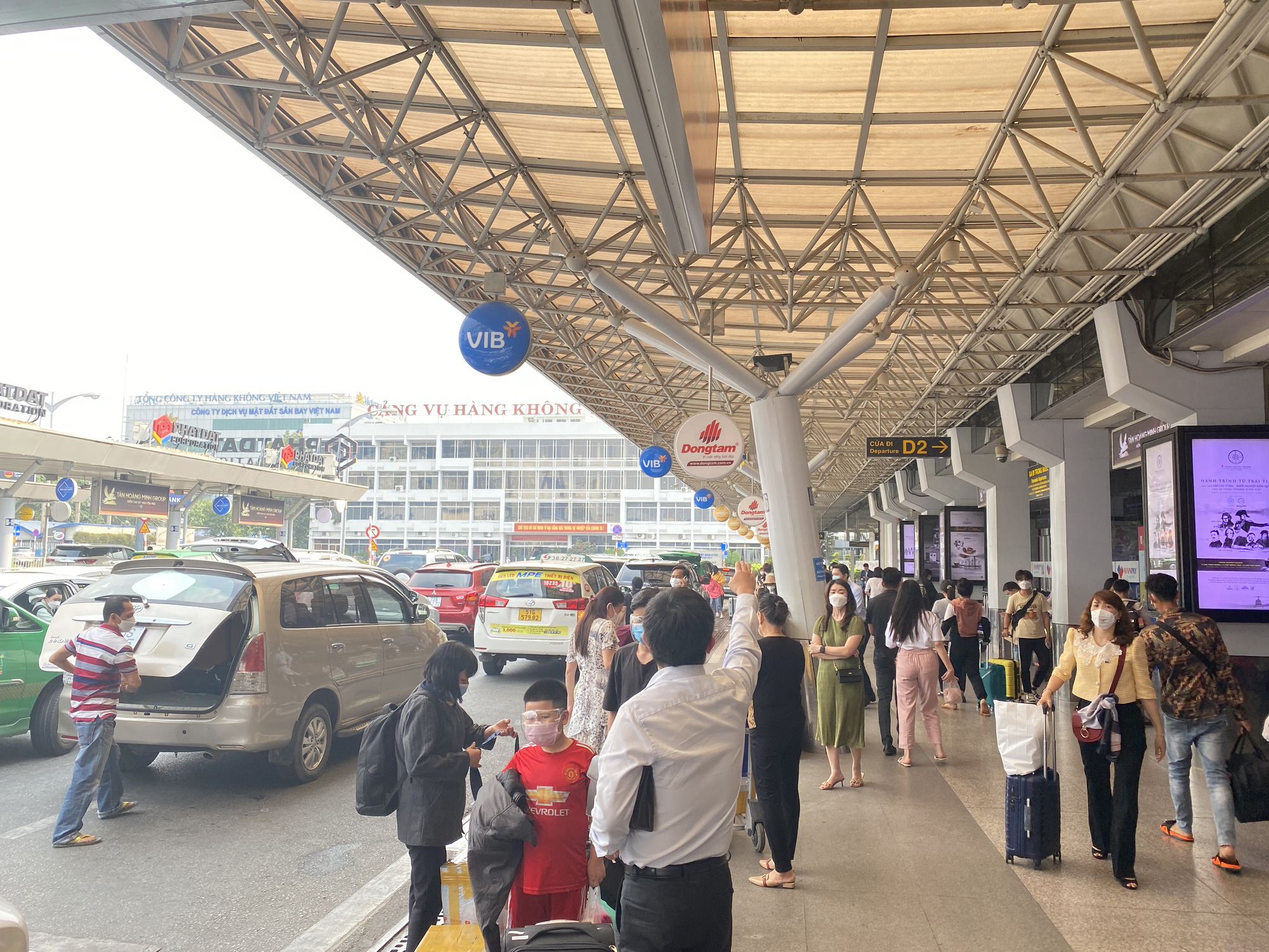 Sân bay Tân Sơn Nhất đón gần 56.000 hành khách từ các tỉnh trở về sau kỳ nghỉ Lễ 30/4 - Ảnh 1.