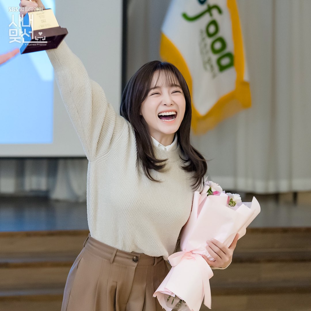 Kim Se Jeong nhận giải thưởng đầu tiên cho A Business Proposal, netizen nức nở “quá xứng đáng luôn!” - Ảnh 1.
