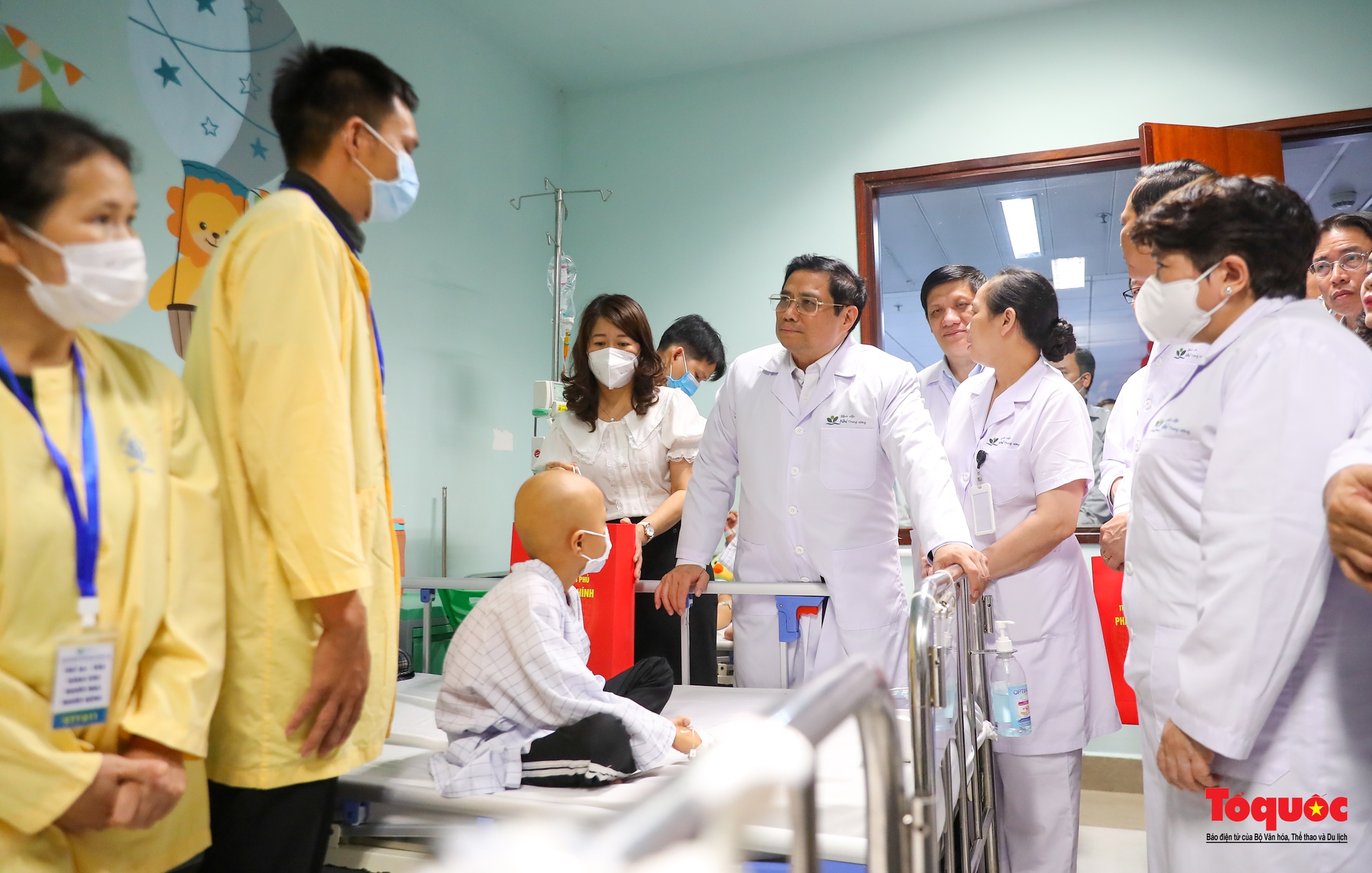 Thủ tướng Phạm Minh Chính thăm, tặng quà các bệnh nhi nhân ngày 1/6 - Ảnh 14.
