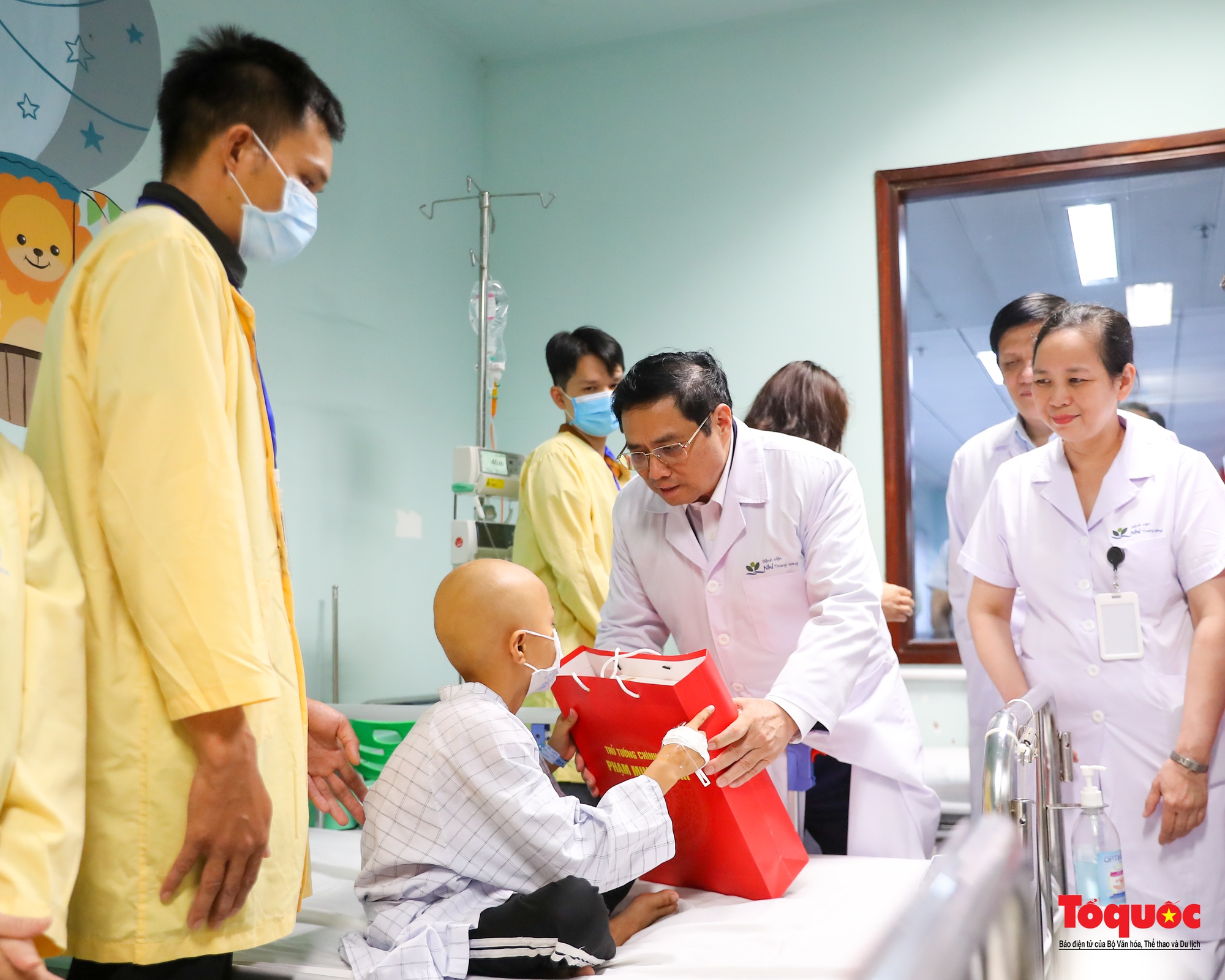 Thủ tướng Phạm Minh Chính thăm, tặng quà các bệnh nhi nhân ngày 1/6 - Ảnh 4.