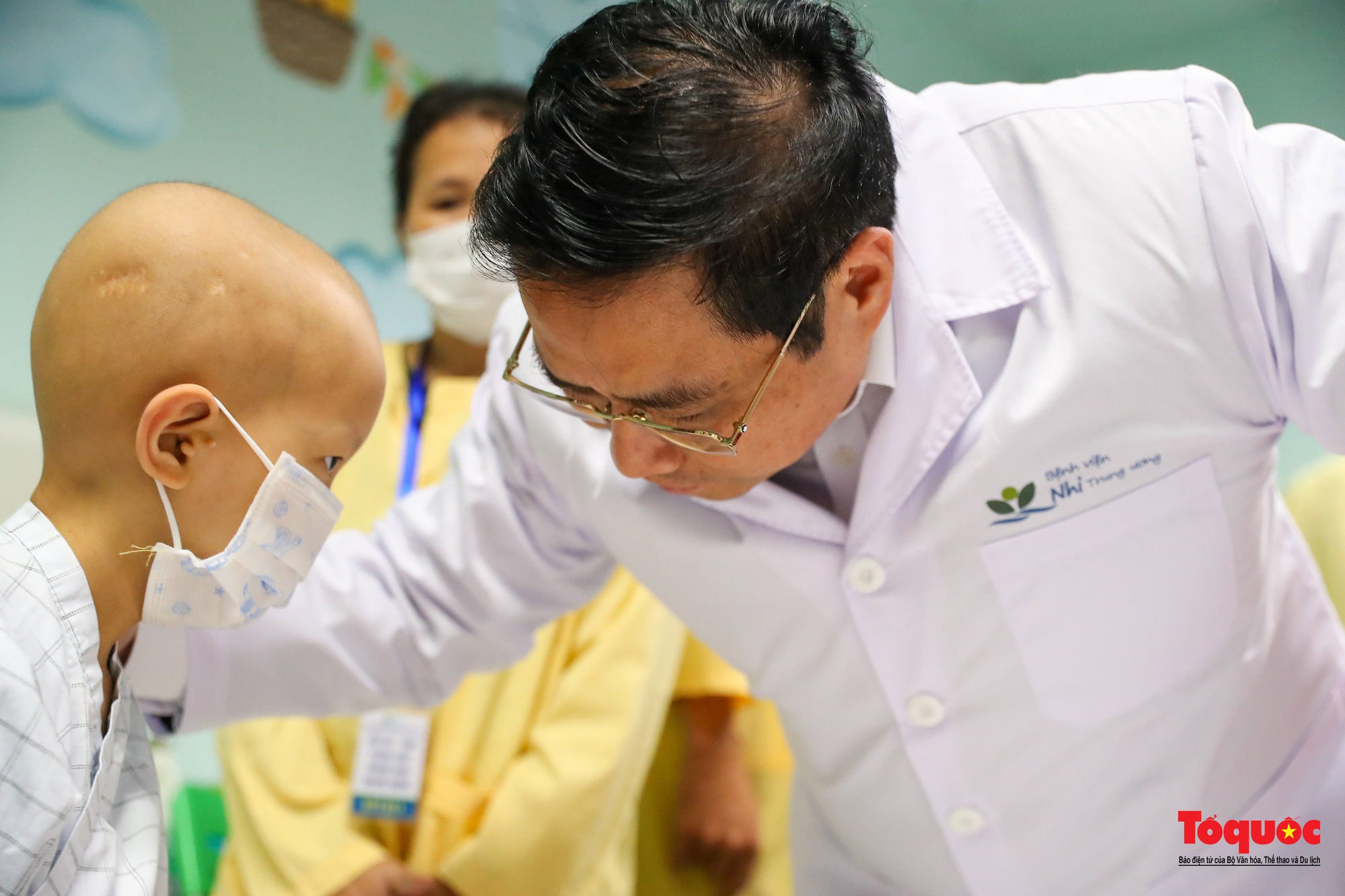 Thủ tướng Phạm Minh Chính thăm, tặng quà các bệnh nhi nhân ngày 1/6 - Ảnh 11.