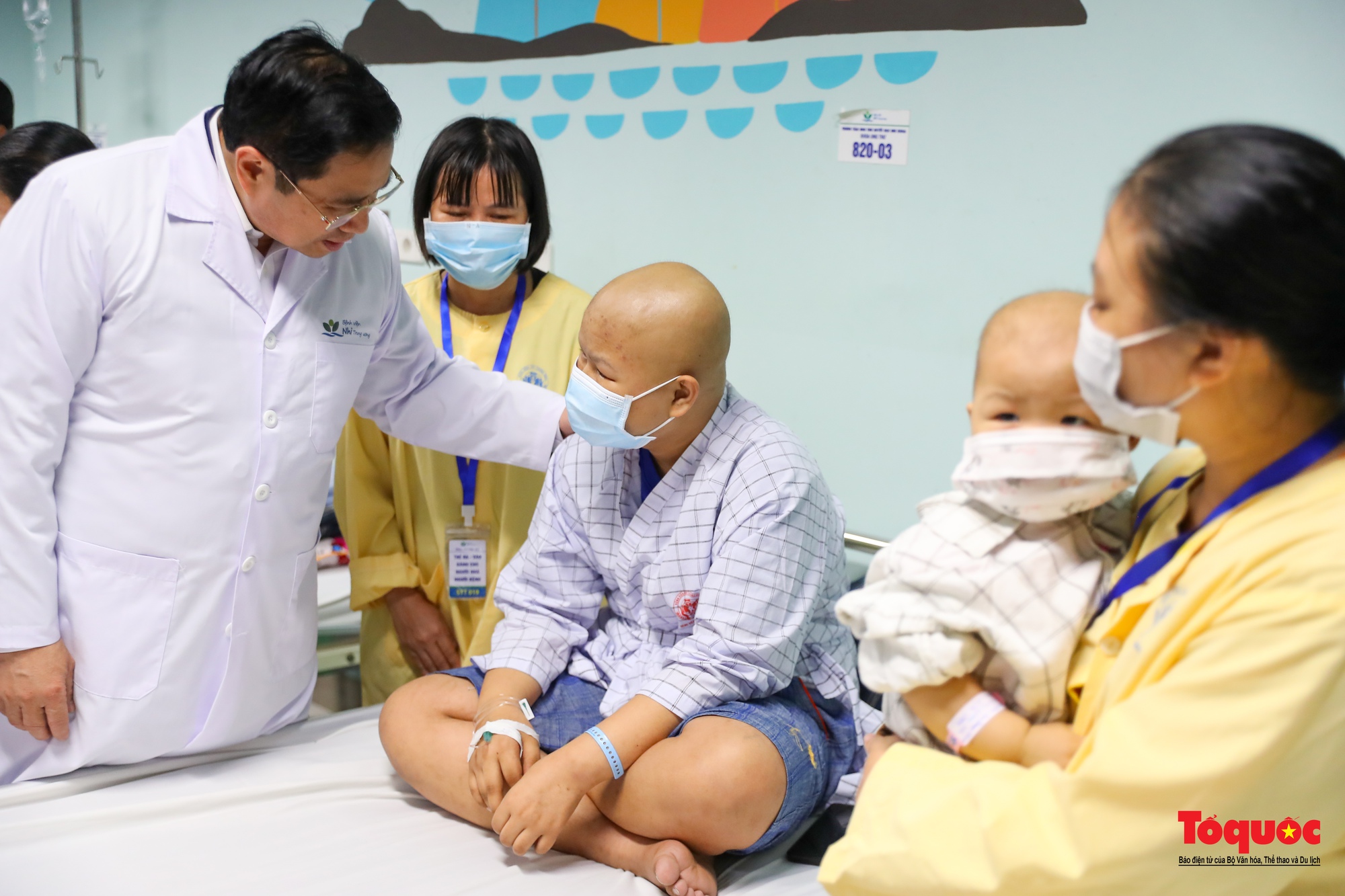 Thủ tướng Phạm Minh Chính thăm, tặng quà các bệnh nhi nhân ngày 1/6 - Ảnh 15.