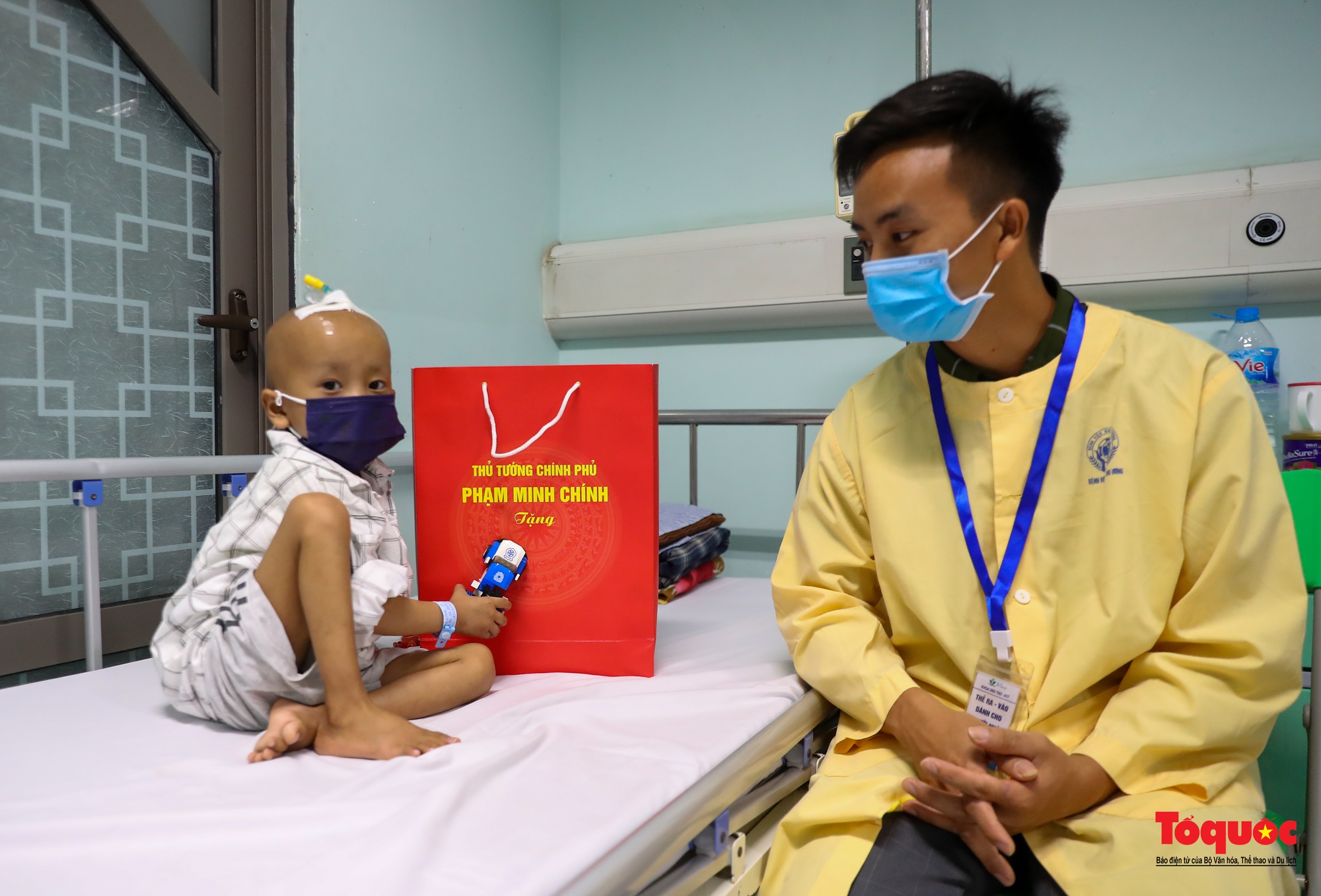 Thủ tướng Phạm Minh Chính thăm, tặng quà các bệnh nhi nhân ngày 1/6 - Ảnh 13.