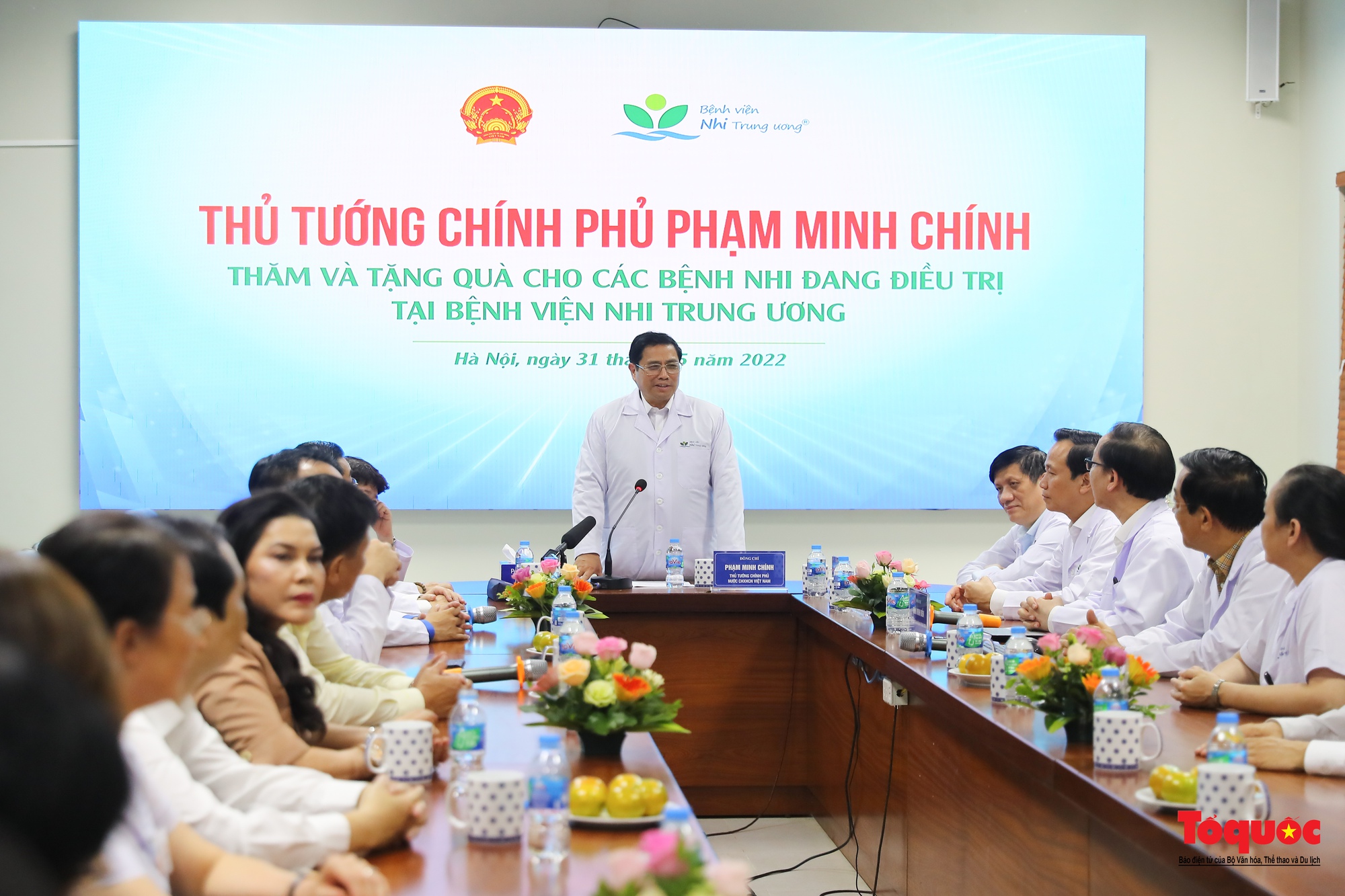 Thủ tướng Phạm Minh Chính thăm, tặng quà các bệnh nhi nhân ngày 1/6 - Ảnh 16.