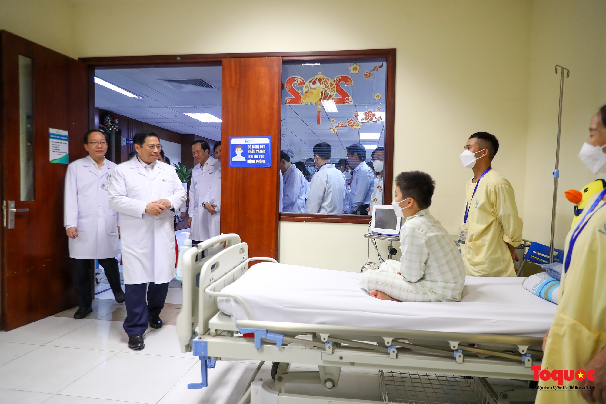 Thủ tướng Phạm Minh Chính thăm, tặng quà các bệnh nhi nhân ngày 1/6 - Ảnh 12.