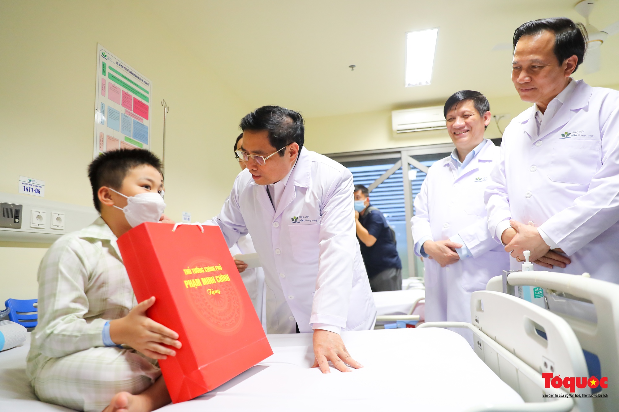 Thủ tướng Phạm Minh Chính thăm, tặng quà các bệnh nhi nhân ngày 1/6 - Ảnh 6.