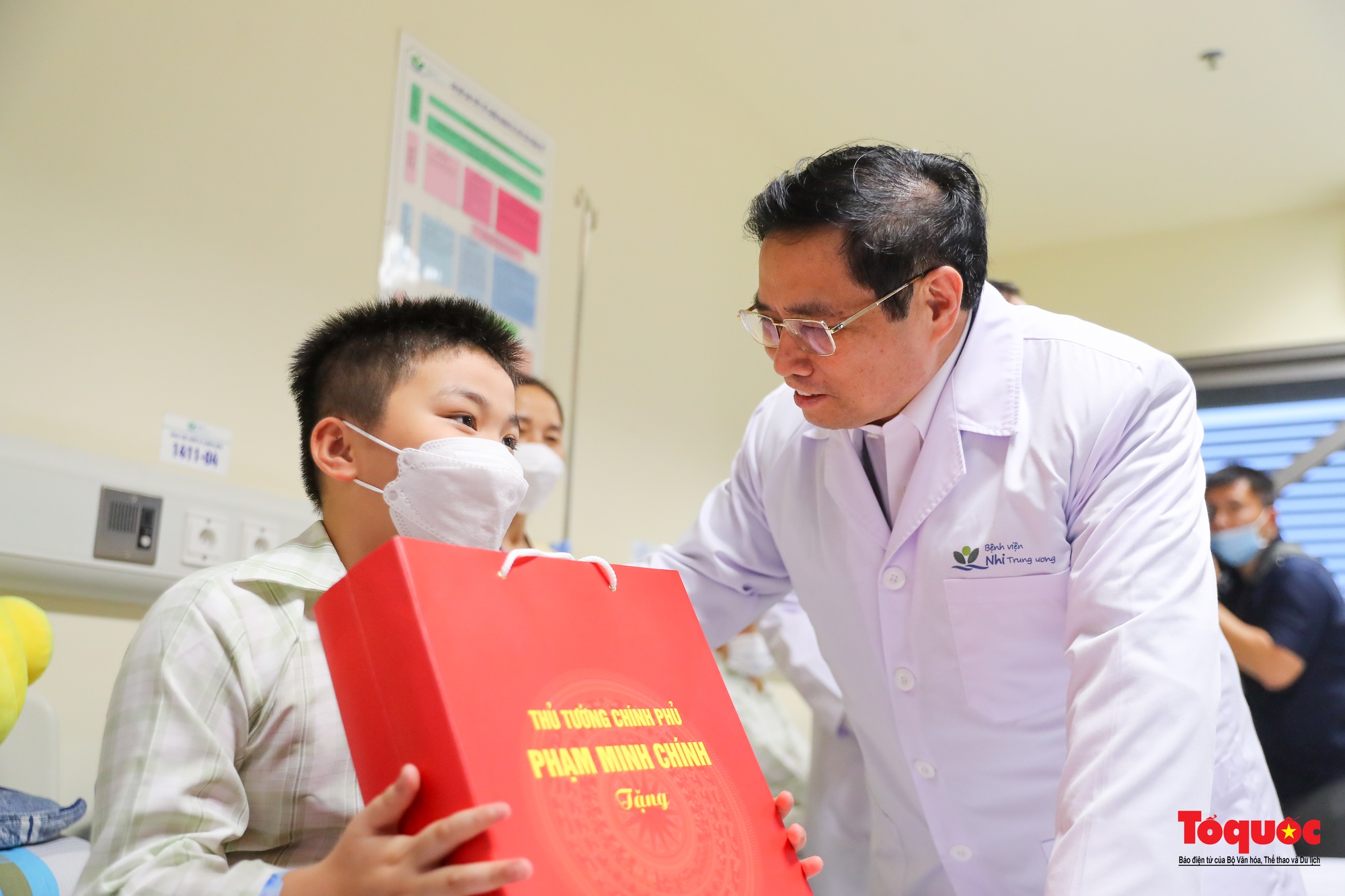 Thủ tướng Phạm Minh Chính thăm, tặng quà các bệnh nhi nhân ngày 1/6 - Ảnh 7.