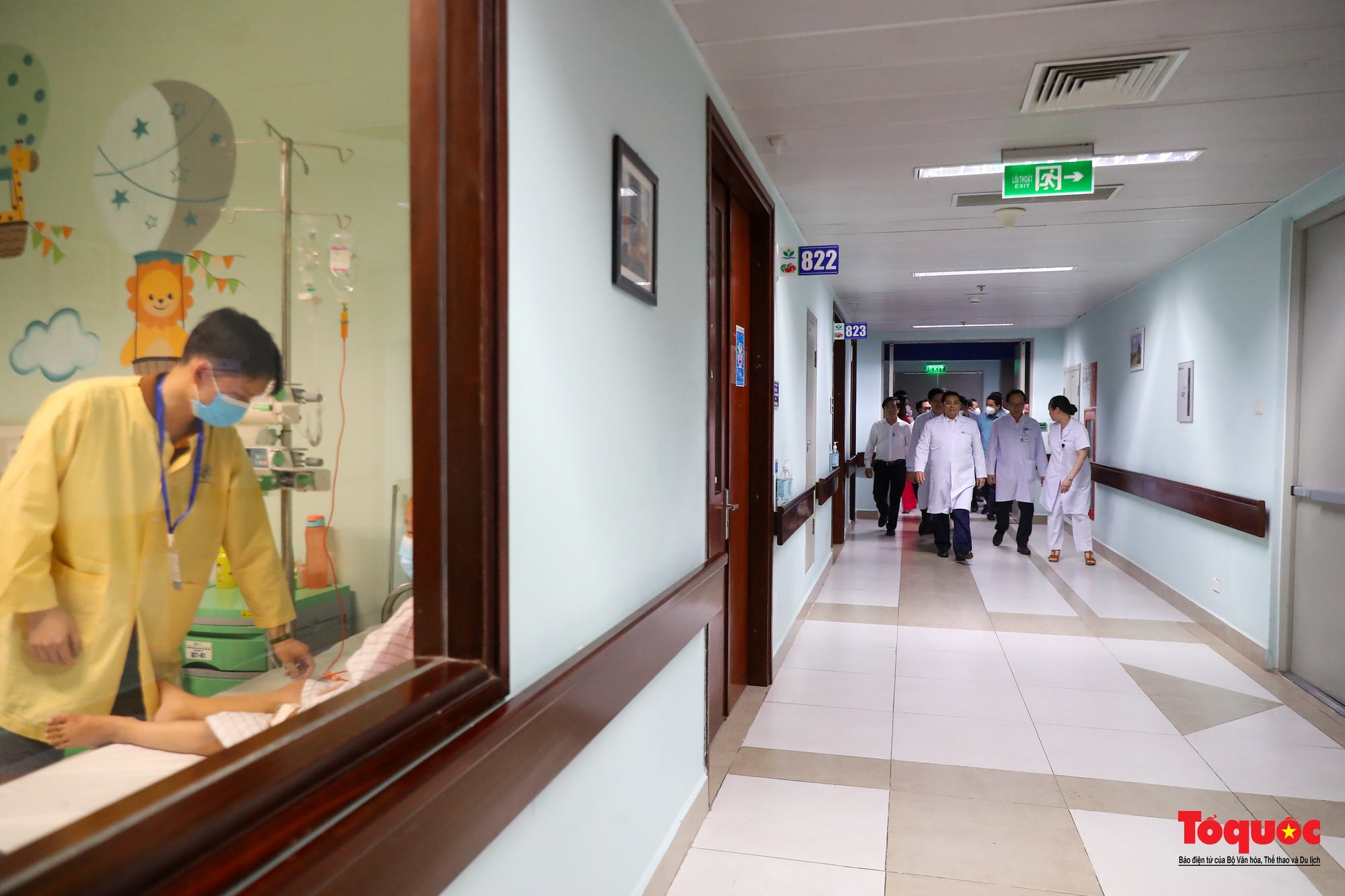 Thủ tướng Phạm Minh Chính thăm, tặng quà các bệnh nhi nhân ngày 1/6 - Ảnh 8.