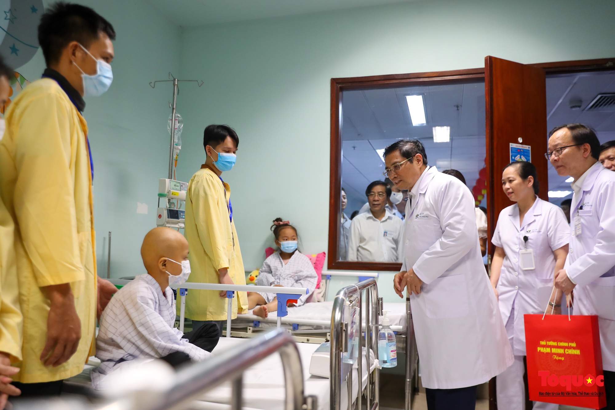 Thủ tướng Phạm Minh Chính thăm, tặng quà các bệnh nhi nhân ngày 1/6 - Ảnh 9.