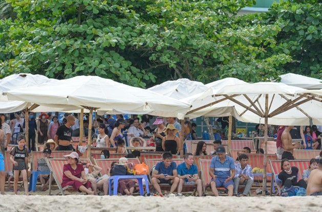 Sầm Sơn dịp 30/4: bãi biển kín người, resort 5 sao nhộn nhịp check-in - Ảnh 1.