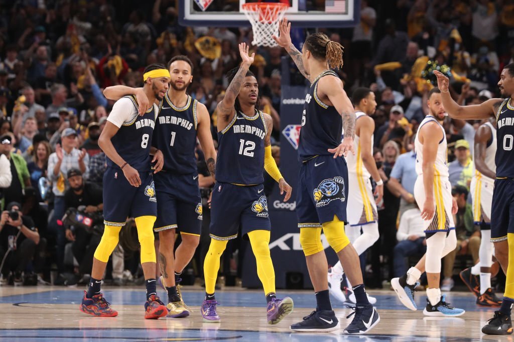 Quái kiệt Ja Morant bùng nổ đưa Memphis Grizzlies trở về từ cõi chết - Ảnh 1.