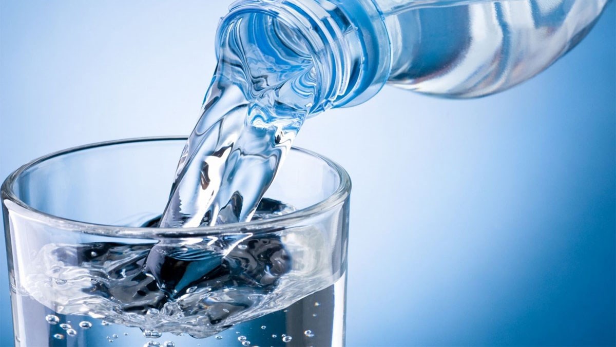 Uống 2 lít nước/ngày có phải quy chuẩn cho mọi người? Chuyên gia nói chưa hẳn đúng - Ảnh 1.