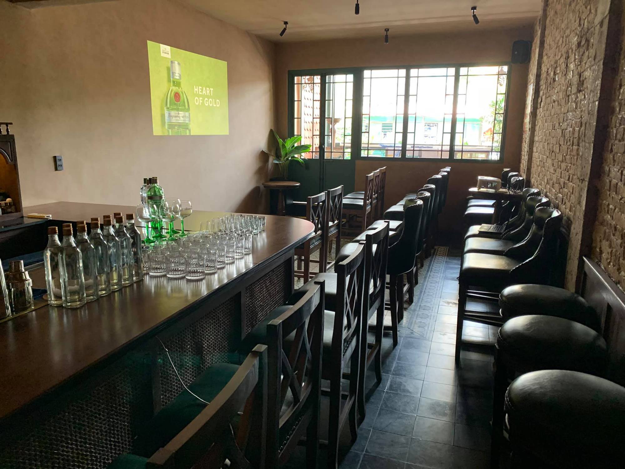 Sài Gòn có quán bar lọt top tốt nhất Châu Á: Phong cách đậm màu cổ điển, bán từ Tàu Hũ, Xôi Mít cho tới Nghêu Hấp Sake - Ảnh 3.