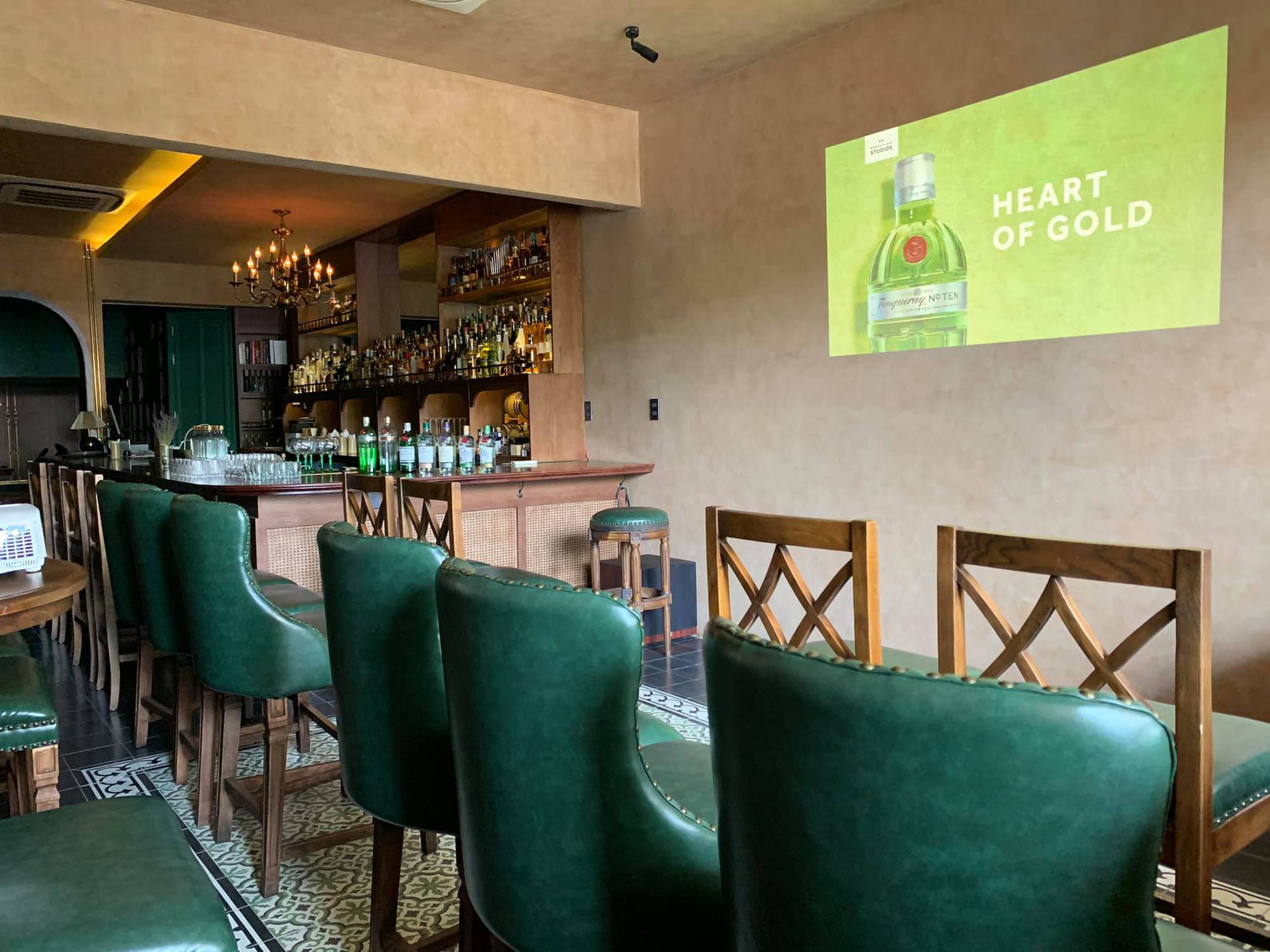 Sài Gòn có quán bar lọt top tốt nhất Châu Á: Phong cách đậm màu cổ điển, bán từ Tàu Hũ, Xôi Mít cho tới Nghêu Hấp Sake - Ảnh 2.
