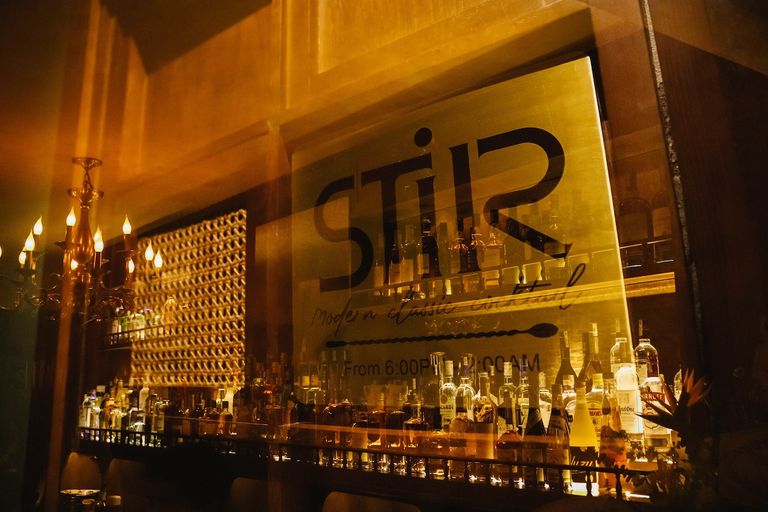 Sài Gòn có quán bar lọt top tốt nhất Châu Á: Phong cách đậm màu cổ điển, bán từ Tàu Hũ, Xôi Mít cho tới Nghêu Hấp Sake - Ảnh 1.
