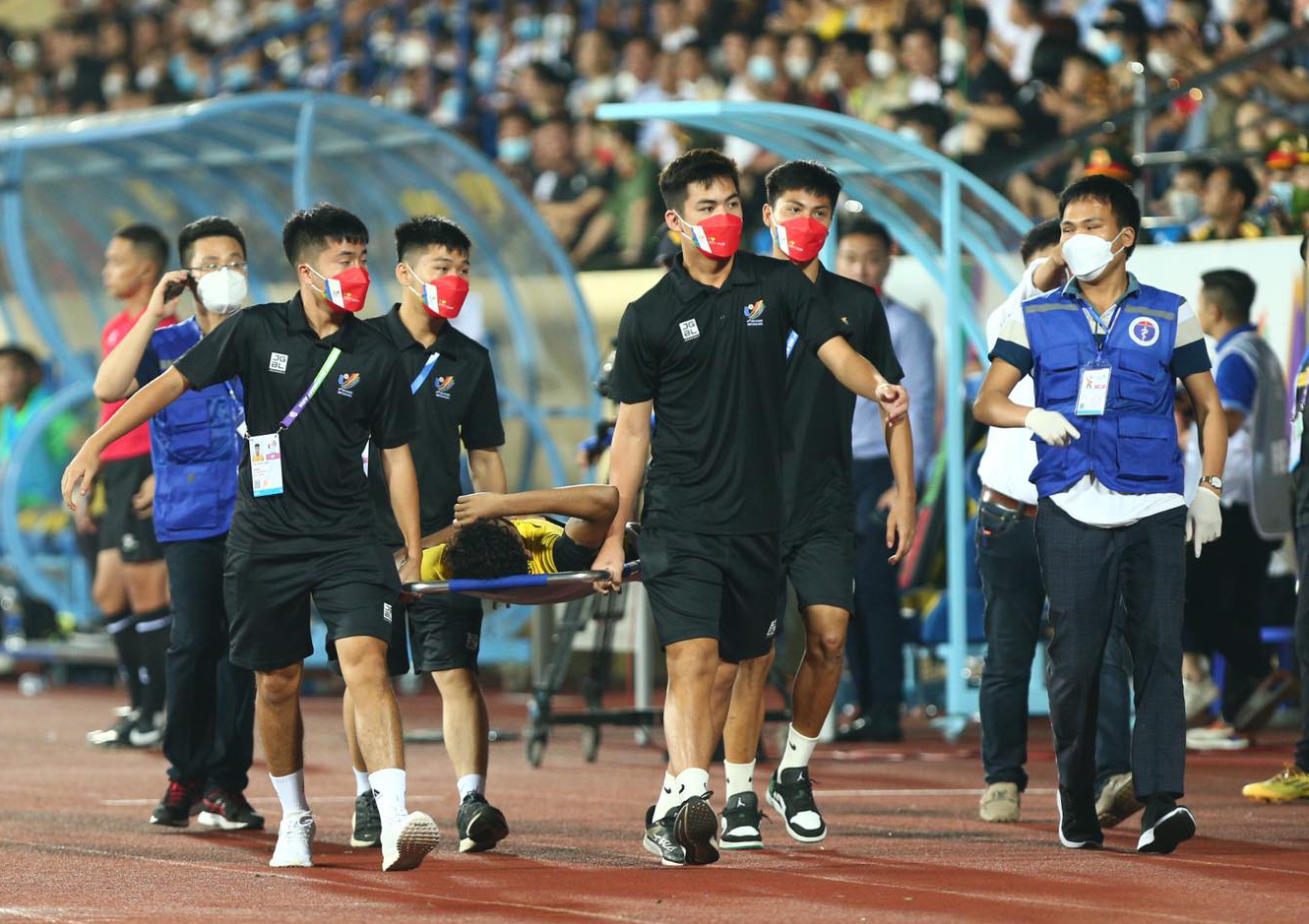 Cầu thủ U23 Malaysia chấn thương đau đớn phải đi cấp cứu ngay ngày đầu ra quân ở SEA Games 31 - Ảnh 3.