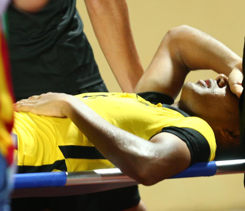 Cầu thủ U23 Malaysia chấn thương đau đớn phải đi cấp cứu ngay ngày đầu ra quân ở SEA Games 31 - Ảnh 4.