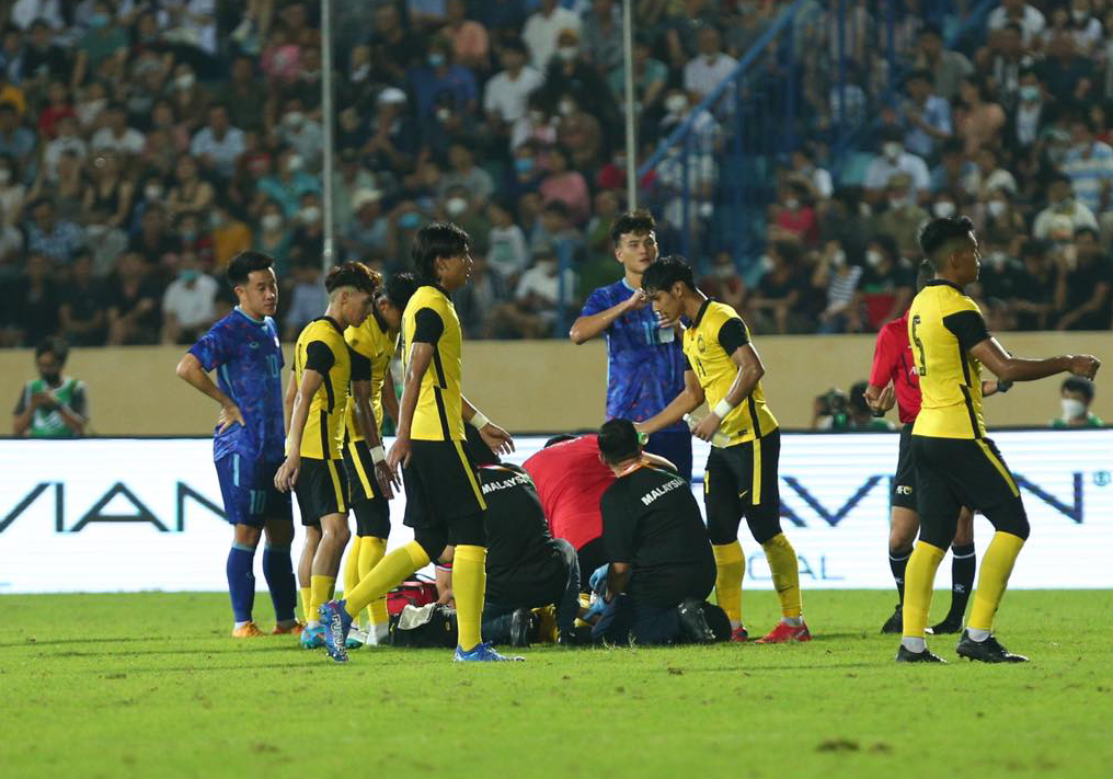 Cầu thủ U23 Malaysia chấn thương đau đớn phải đi cấp cứu ngay ngày đầu ra quân ở SEA Games 31 - Ảnh 2.