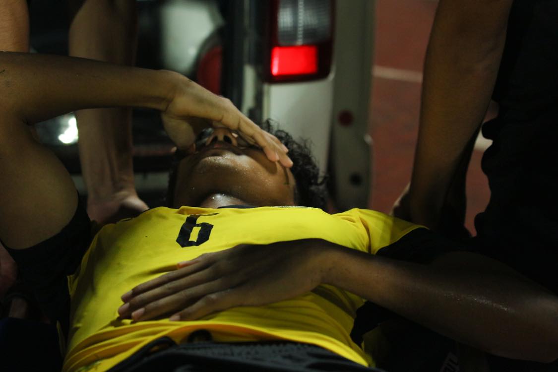 Cầu thủ U23 Malaysia chấn thương đau đớn phải đi cấp cứu ngay ngày đầu ra quân ở SEA Games 31 - Ảnh 5.