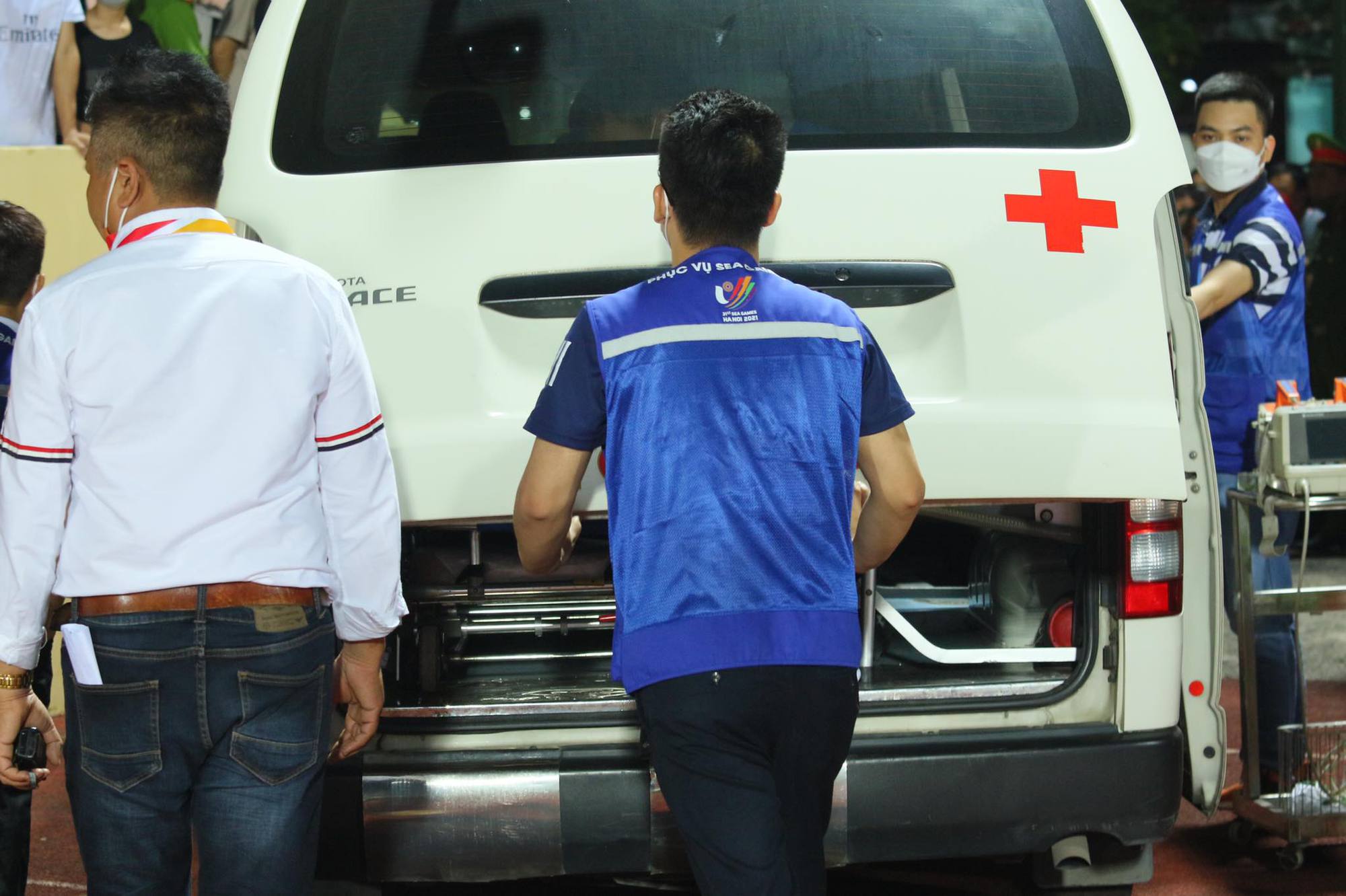 Cầu thủ U23 Malaysia chấn thương đau đớn phải đi cấp cứu ngay ngày đầu ra quân ở SEA Games 31 - Ảnh 6.