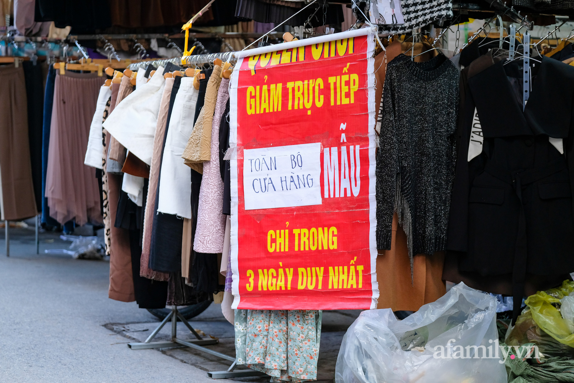 Chợ thời trang lớn nhất Hà Nội treo biển thanh lý &quot;tụt nóc&quot; để nghỉ Tết: Hàng ngàn sản phẩm đồng giá chỉ từ 80k hút khách đổ về mua sắm - Ảnh 7.