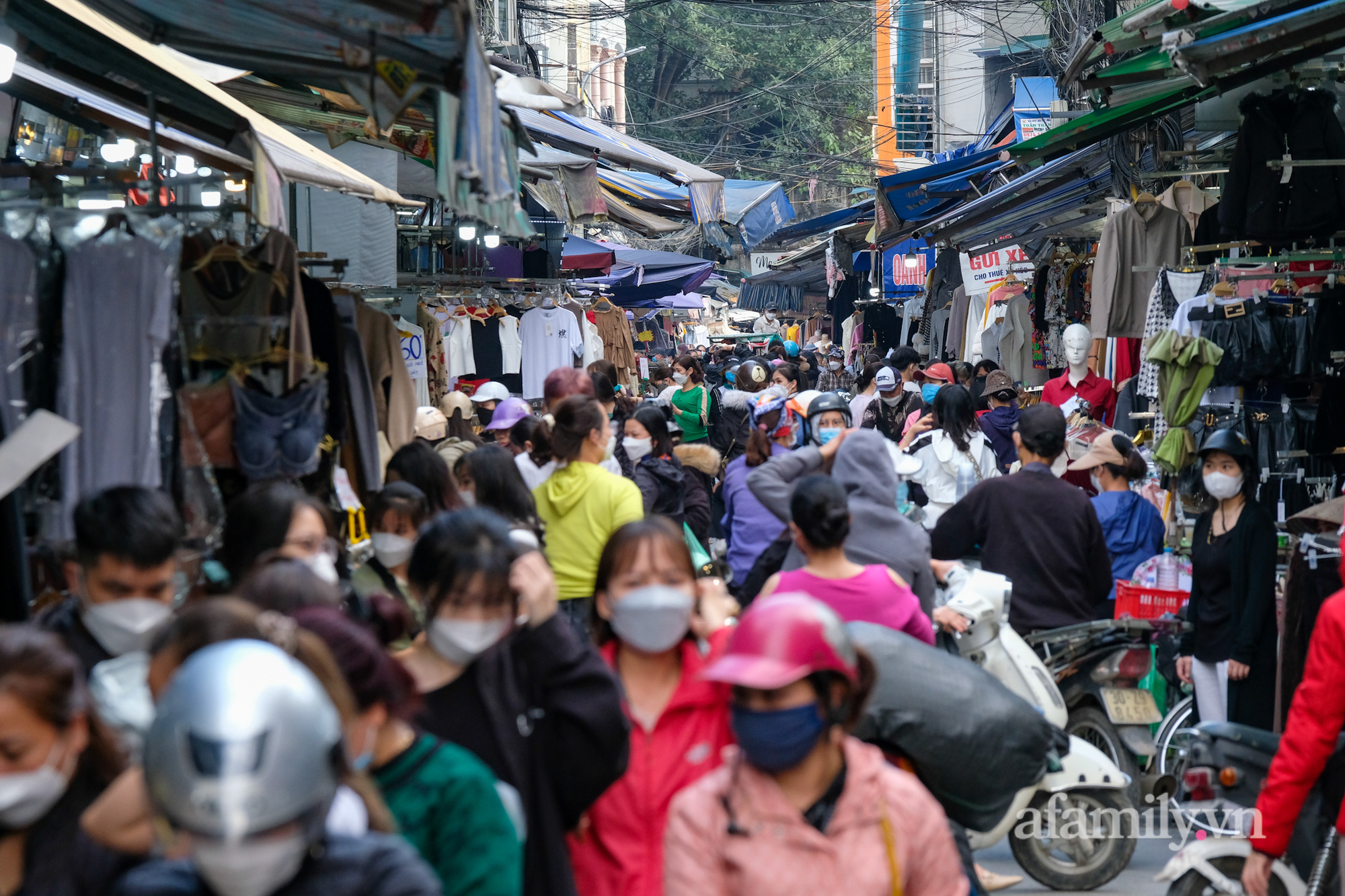 Chợ thời trang lớn nhất Hà Nội treo biển thanh lý &quot;tụt nóc&quot; để nghỉ Tết: Hàng ngàn sản phẩm đồng giá chỉ từ 80k hút khách đổ về mua sắm - Ảnh 2.
