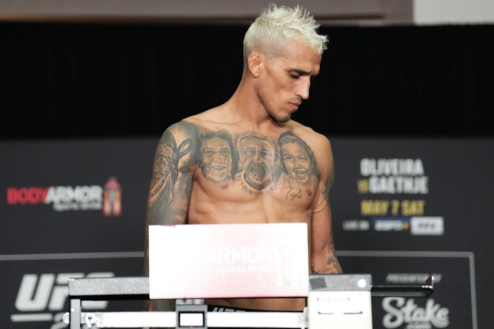 Charles Oliveira bị tước đai vô địch UFC vì quá cân - Ảnh 1.
