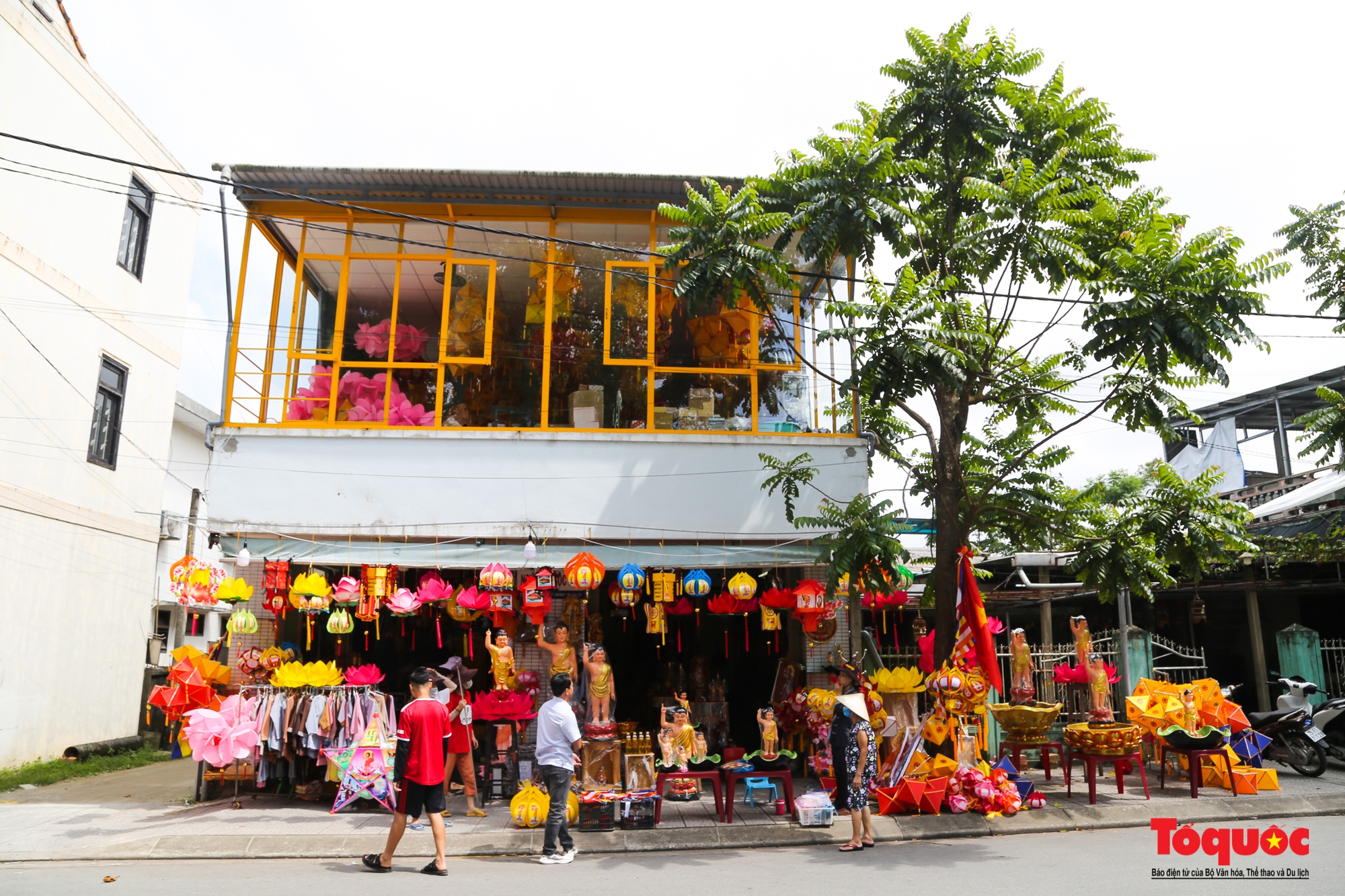Thành phố Huế rực rỡ sắc màu trong mùa Phật đản 2022 - Ảnh 15.