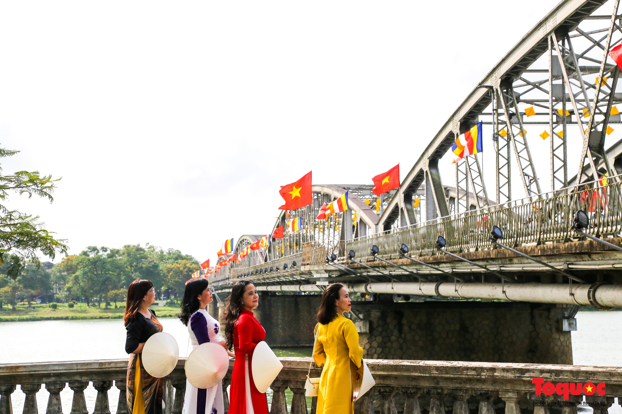 Thành phố Huế rực rỡ sắc màu trong mùa Phật đản 2022 - Ảnh 3.