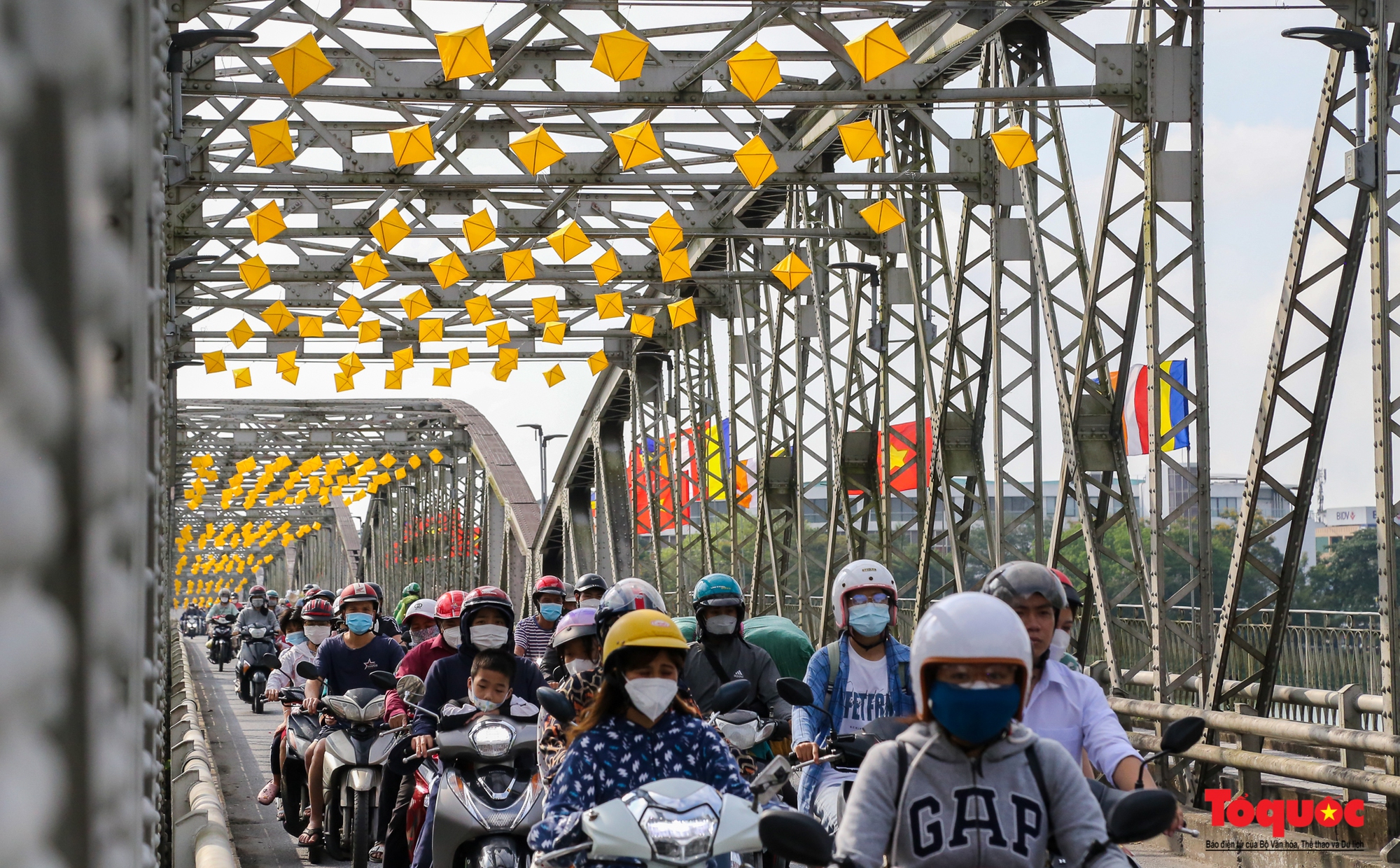 Thành phố Huế rực rỡ sắc màu trong mùa Phật đản 2022 - Ảnh 4.
