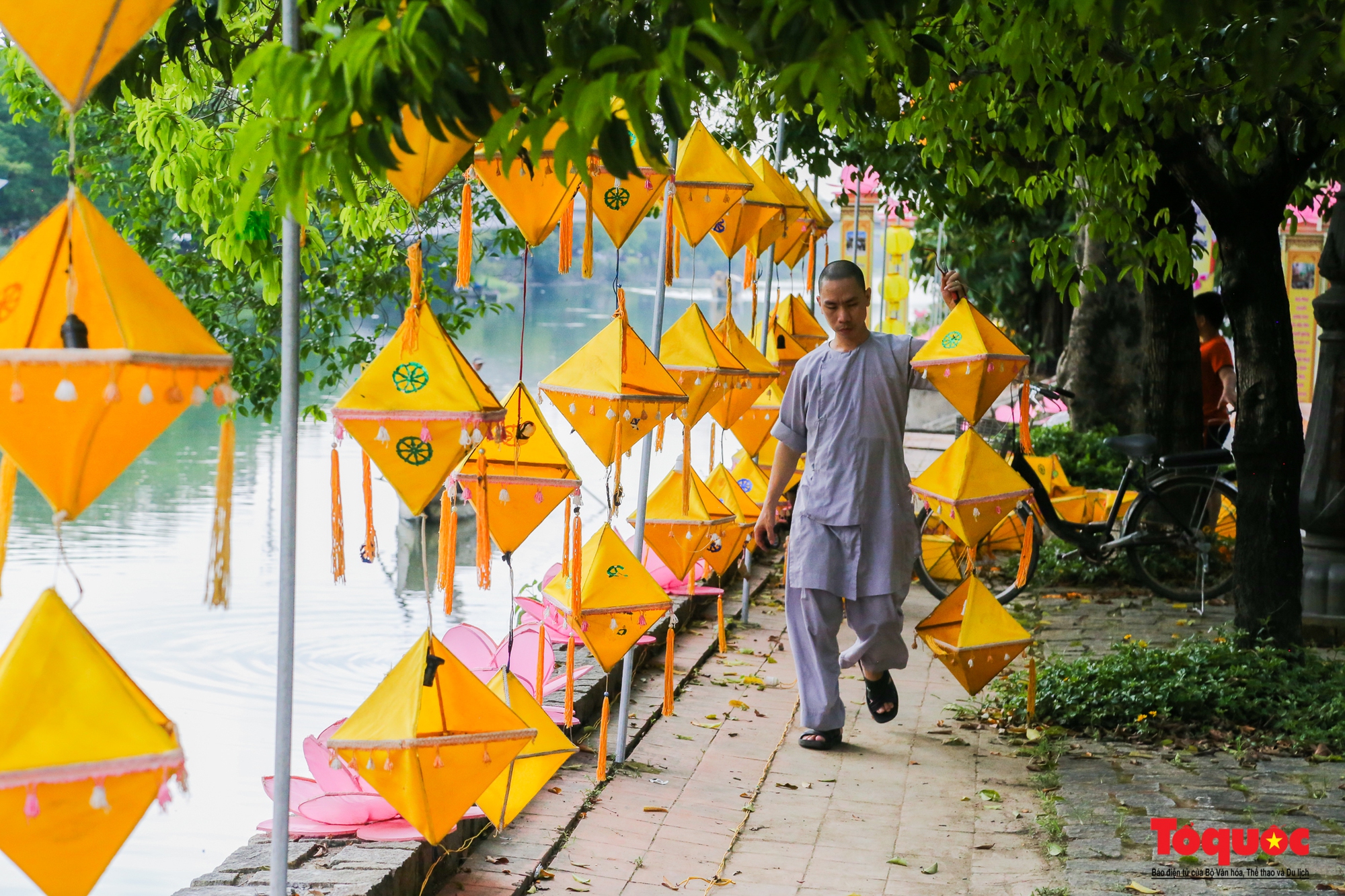 Thành phố Huế rực rỡ sắc màu trong mùa Phật đản 2022 - Ảnh 6.