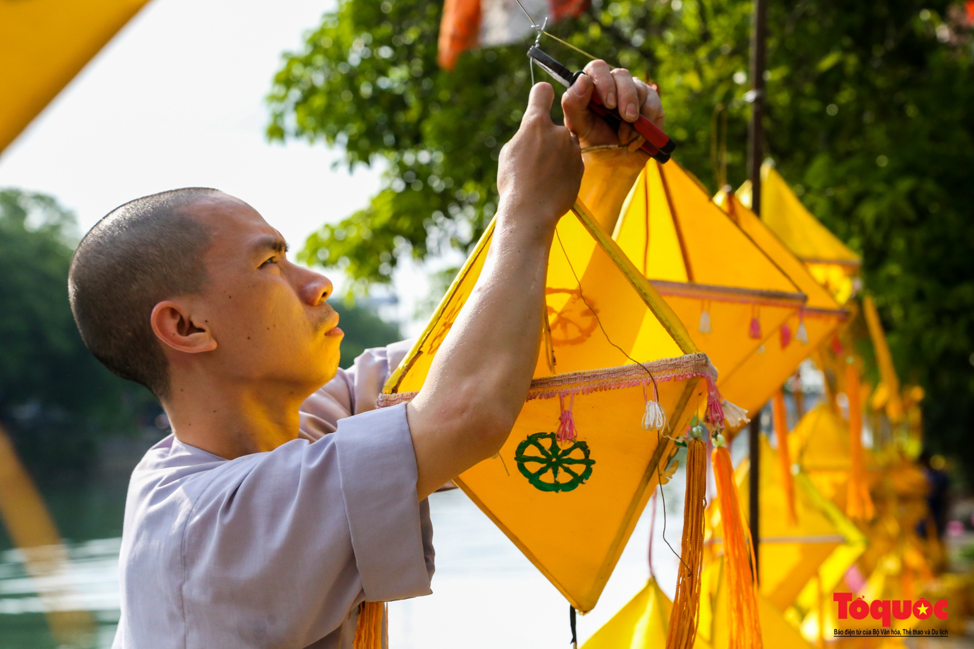 Thành phố Huế rực rỡ sắc màu trong mùa Phật đản 2022 - Ảnh 7.