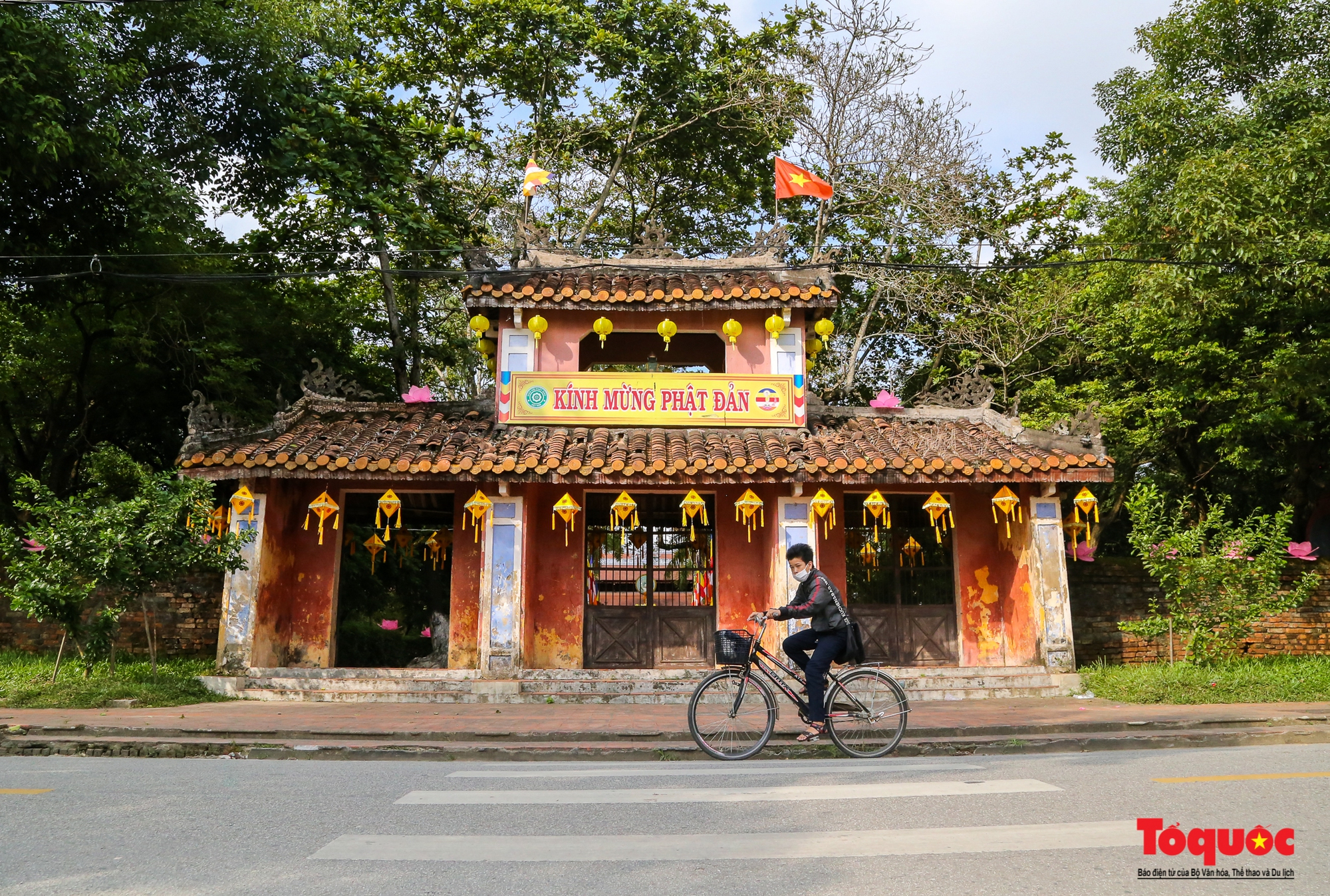 Thành phố Huế rực rỡ sắc màu trong mùa Phật đản 2022 - Ảnh 8.