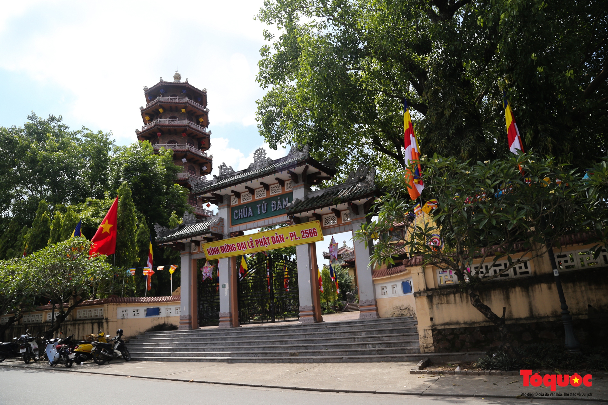 Thành phố Huế rực rỡ sắc màu trong mùa Phật đản 2022 - Ảnh 10.