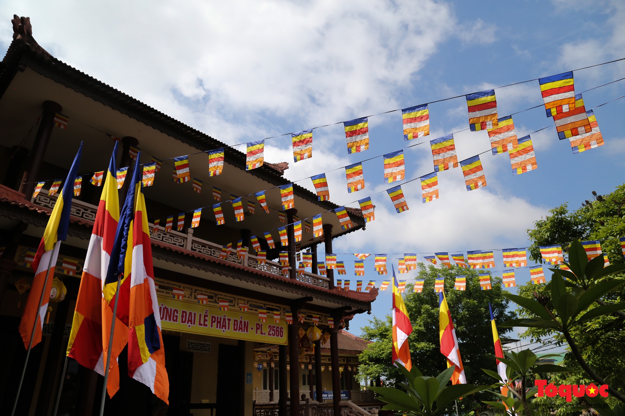 Thành phố Huế rực rỡ sắc màu trong mùa Phật đản 2022 - Ảnh 5.