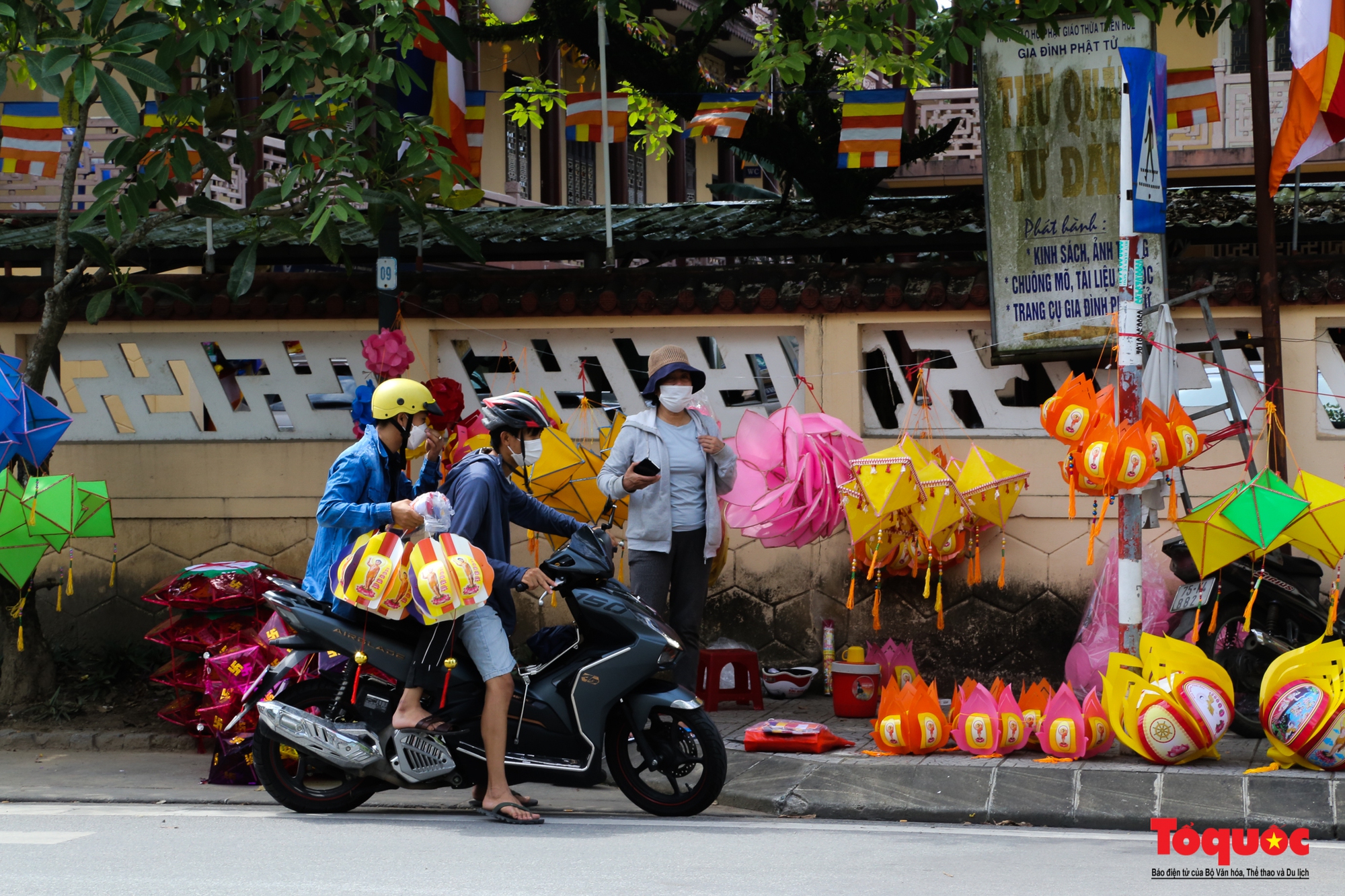 Thành phố Huế rực rỡ sắc màu trong mùa Phật đản 2022 - Ảnh 16.