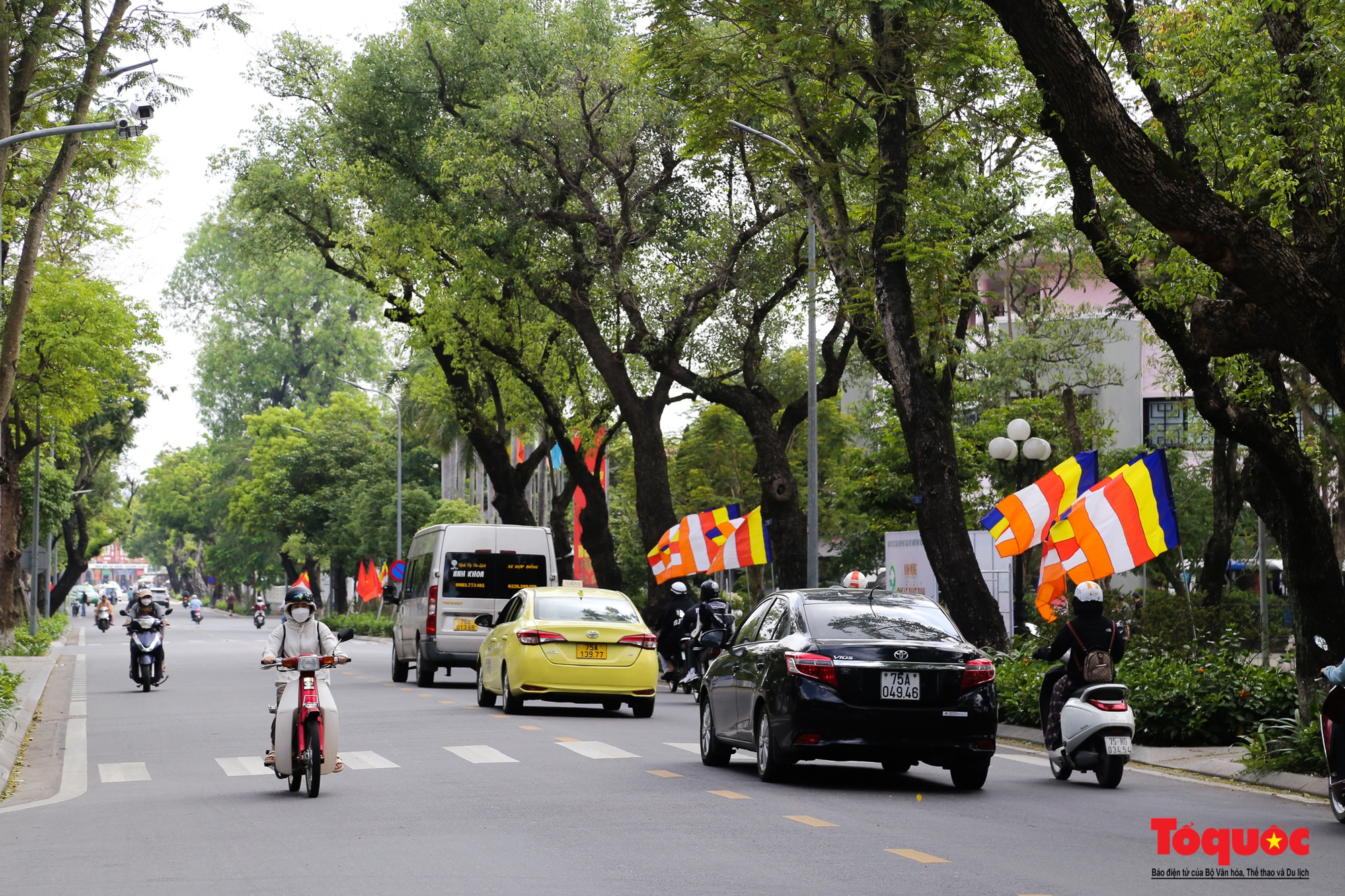 Thành phố Huế rực rỡ sắc màu trong mùa Phật đản 2022 - Ảnh 2.
