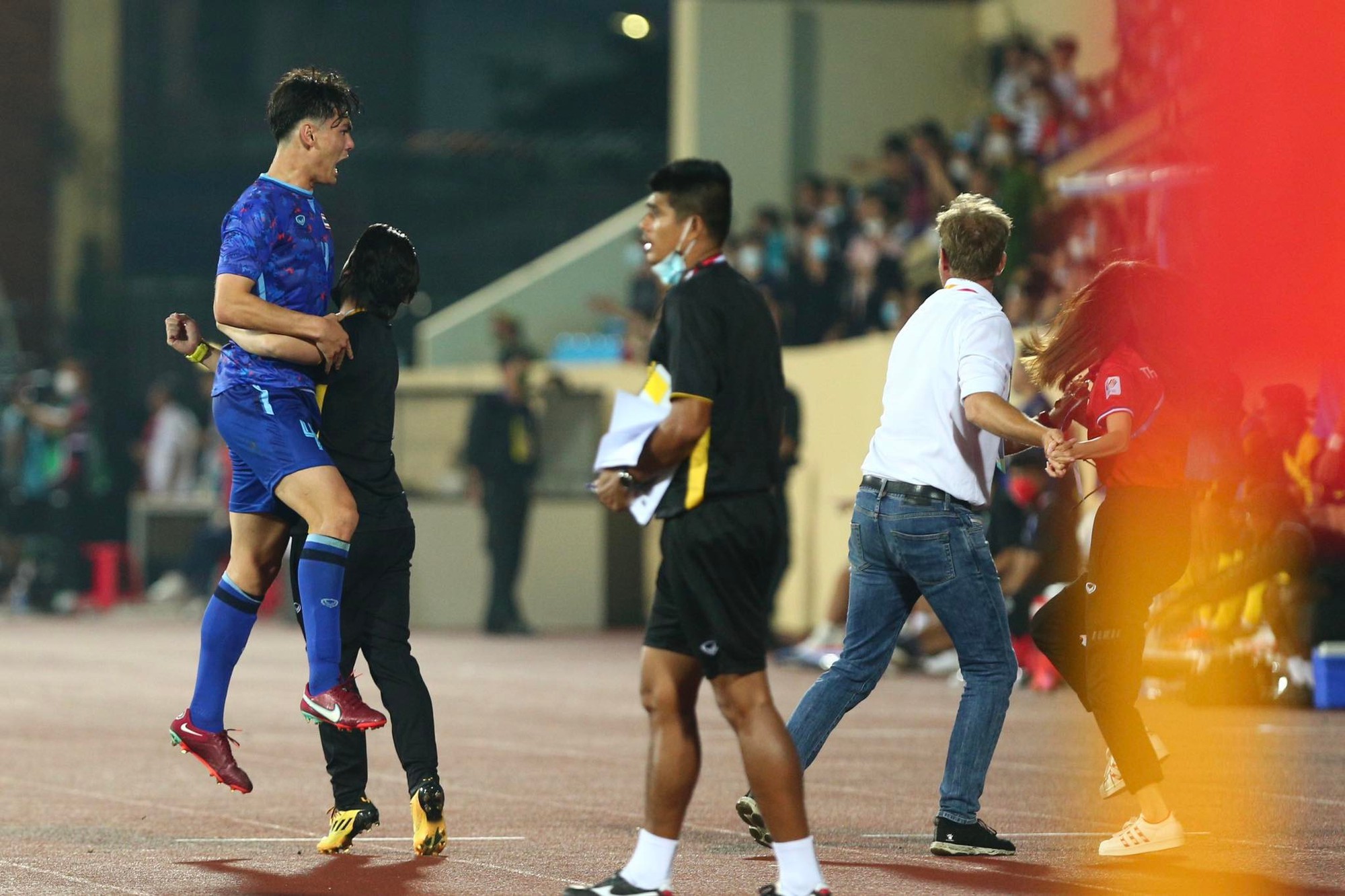 Đội nhà nhận thẻ đỏ, trưởng đoàn U23 Thái Lan lập tức gọi điện thoại - Ảnh 7.