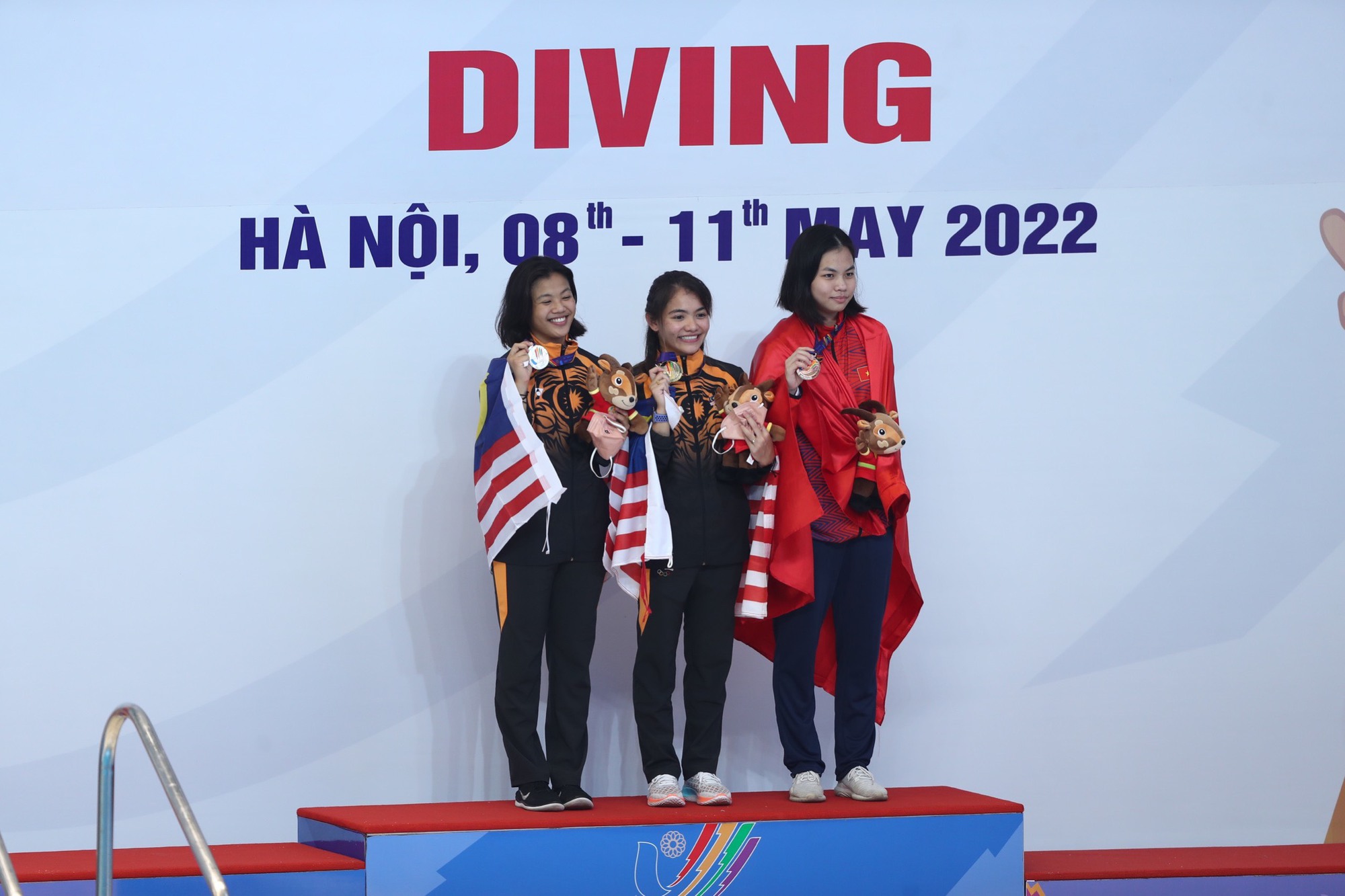 Những khoảnh khắc ấn tượng của &quot;hot boy&quot; Tùng Dương tại ngày thi đấu nhảy cầu SEA Games 31 - Ảnh 10.