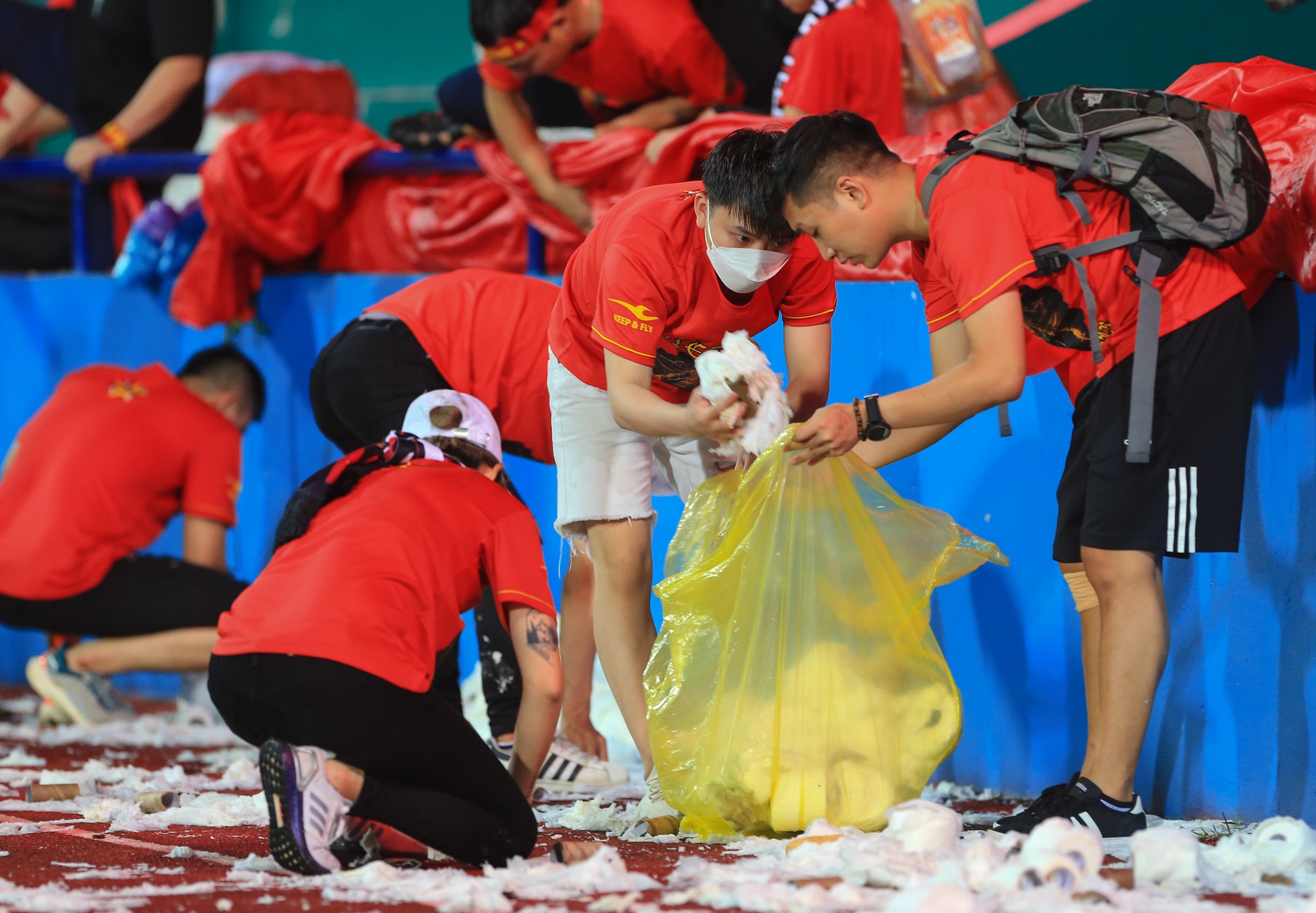 CĐV tạo hình ảnh đẹp ở sân Việt Trì sau trận U23 Việt Nam - U23 Philippines - Ảnh 8.