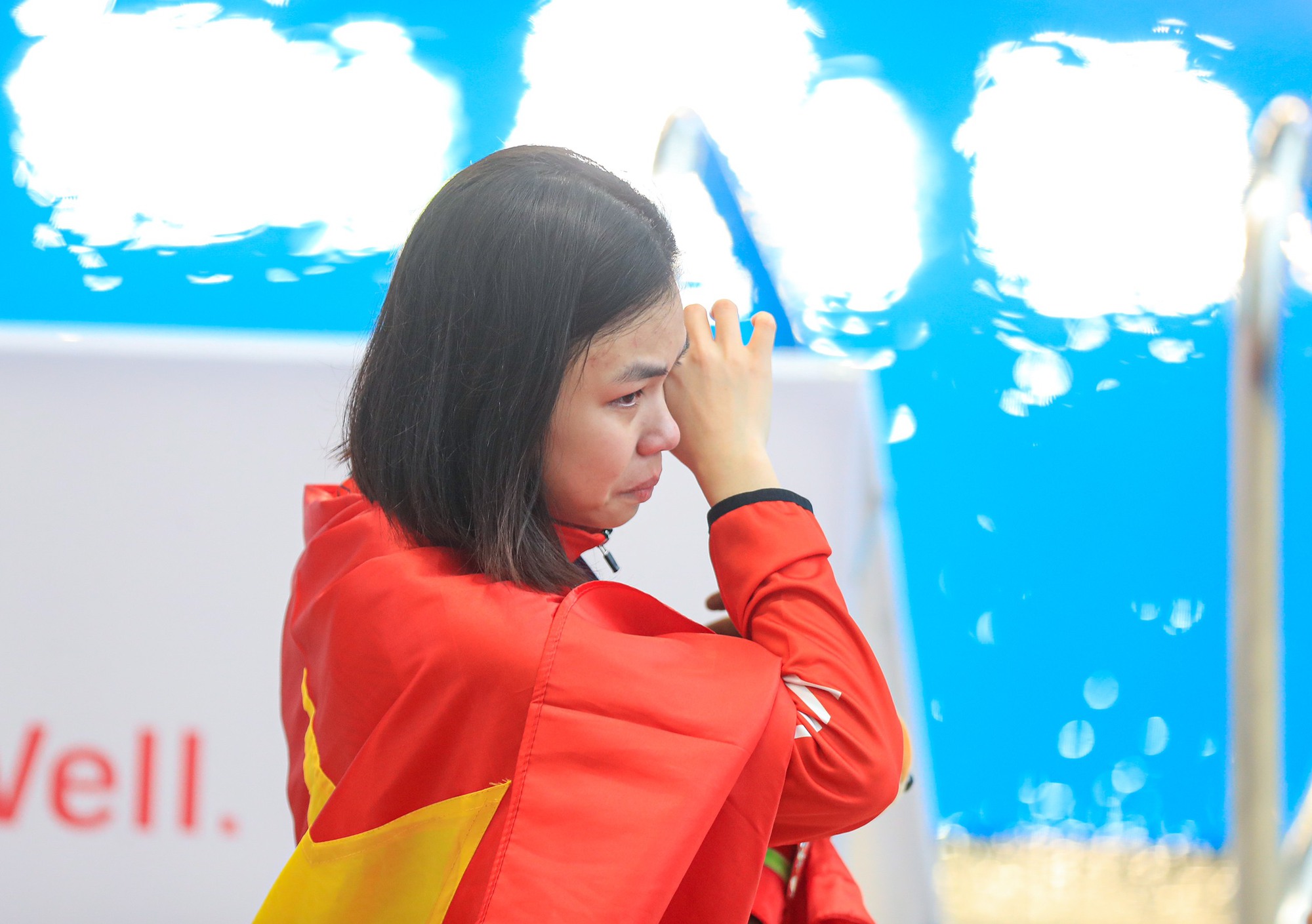 Ngô Phương Mai khóc nức nở sau khi giành huy chương bạc đầu tiên trong sự nghiệp - Ảnh 1.