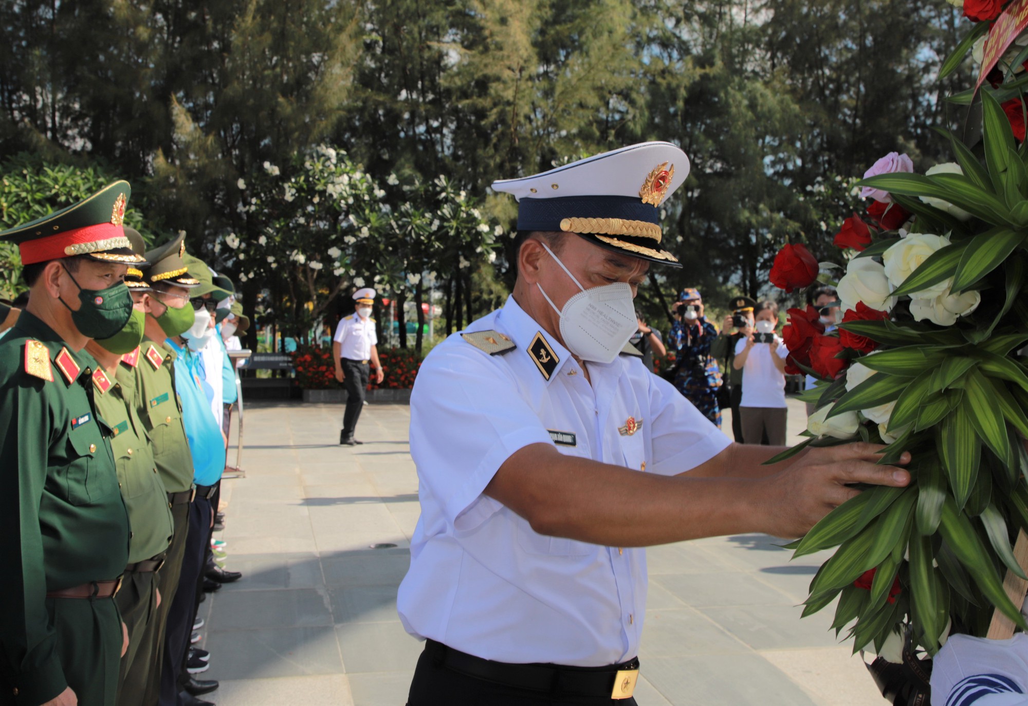 Đoàn công tác số 7 đi thăm Quần đảo Trường Sa, nhà dàn DK1 dâng hương, hoa tại Đài tưởng niệm các chiến sĩ Gạc Ma - Ảnh 2.