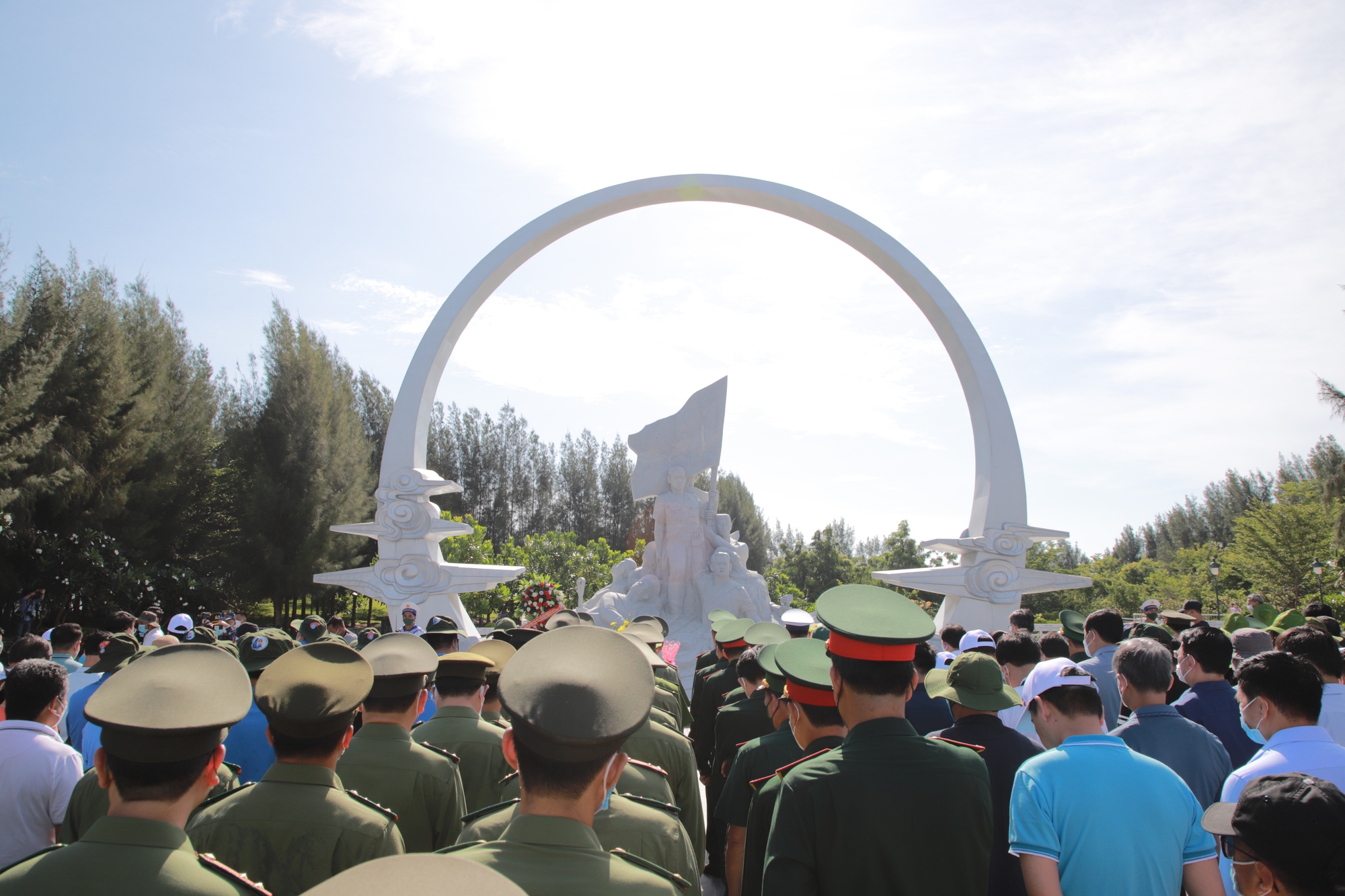 Đoàn công tác số 7 đi thăm Quần đảo Trường Sa, nhà dàn DK1 dâng hương, hoa tại Đài tưởng niệm các chiến sĩ Gạc Ma - Ảnh 1.