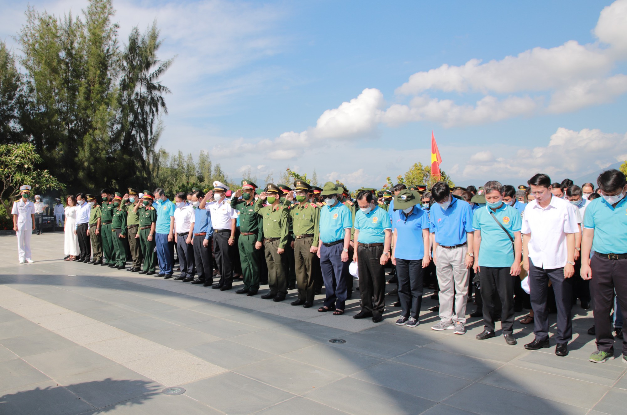 Đoàn công tác số 7 đi thăm Quần đảo Trường Sa, nhà dàn DK1 dâng hương, hoa tại Đài tưởng niệm các chiến sĩ Gạc Ma - Ảnh 4.
