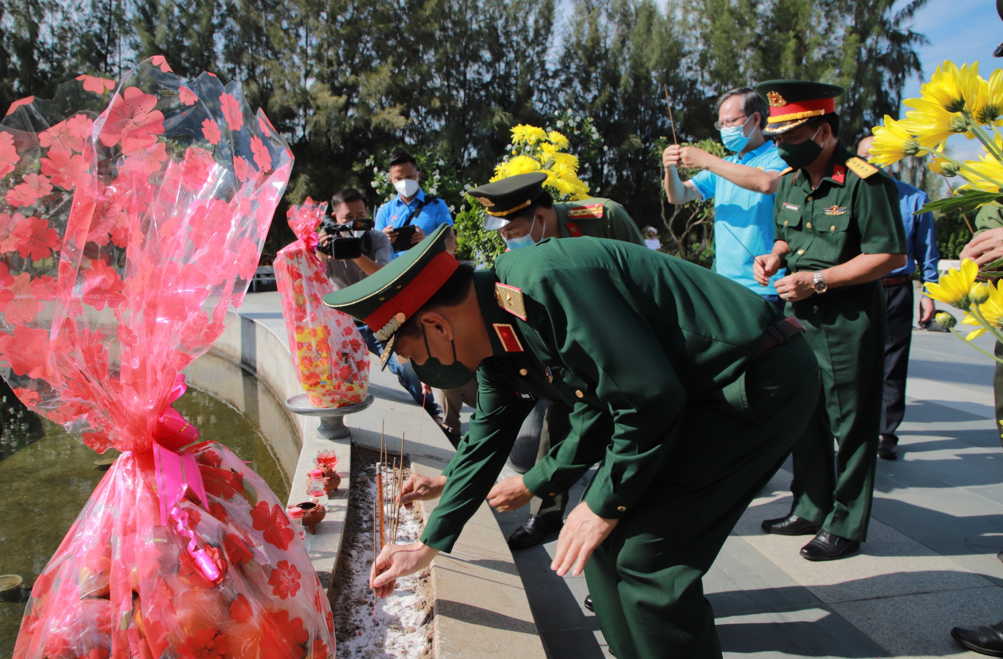Đoàn công tác số 7 đi thăm Quần đảo Trường Sa, nhà dàn DK1 dâng hương, hoa tại Đài tưởng niệm các chiến sĩ Gạc Ma - Ảnh 5.