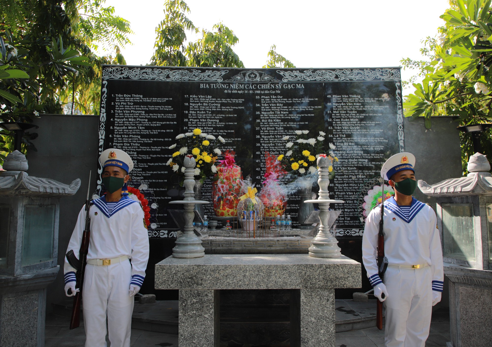 Đoàn công tác số 7 đi thăm Quần đảo Trường Sa, nhà dàn DK1 dâng hương, hoa tại Đài tưởng niệm các chiến sĩ Gạc Ma - Ảnh 6.