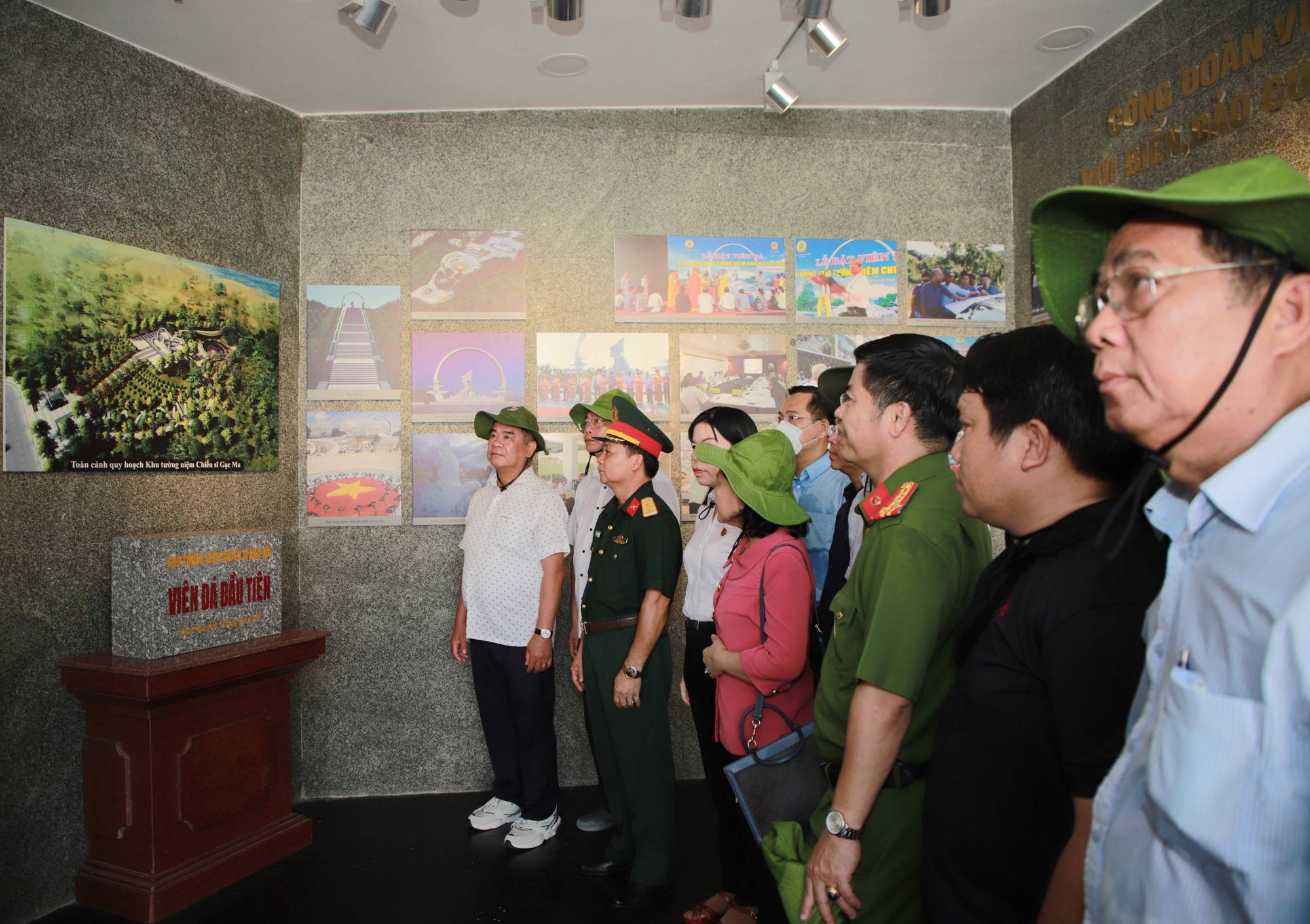 Đoàn công tác số 7 đi thăm Quần đảo Trường Sa, nhà dàn DK1 dâng hương, hoa tại Đài tưởng niệm các chiến sĩ Gạc Ma - Ảnh 12.