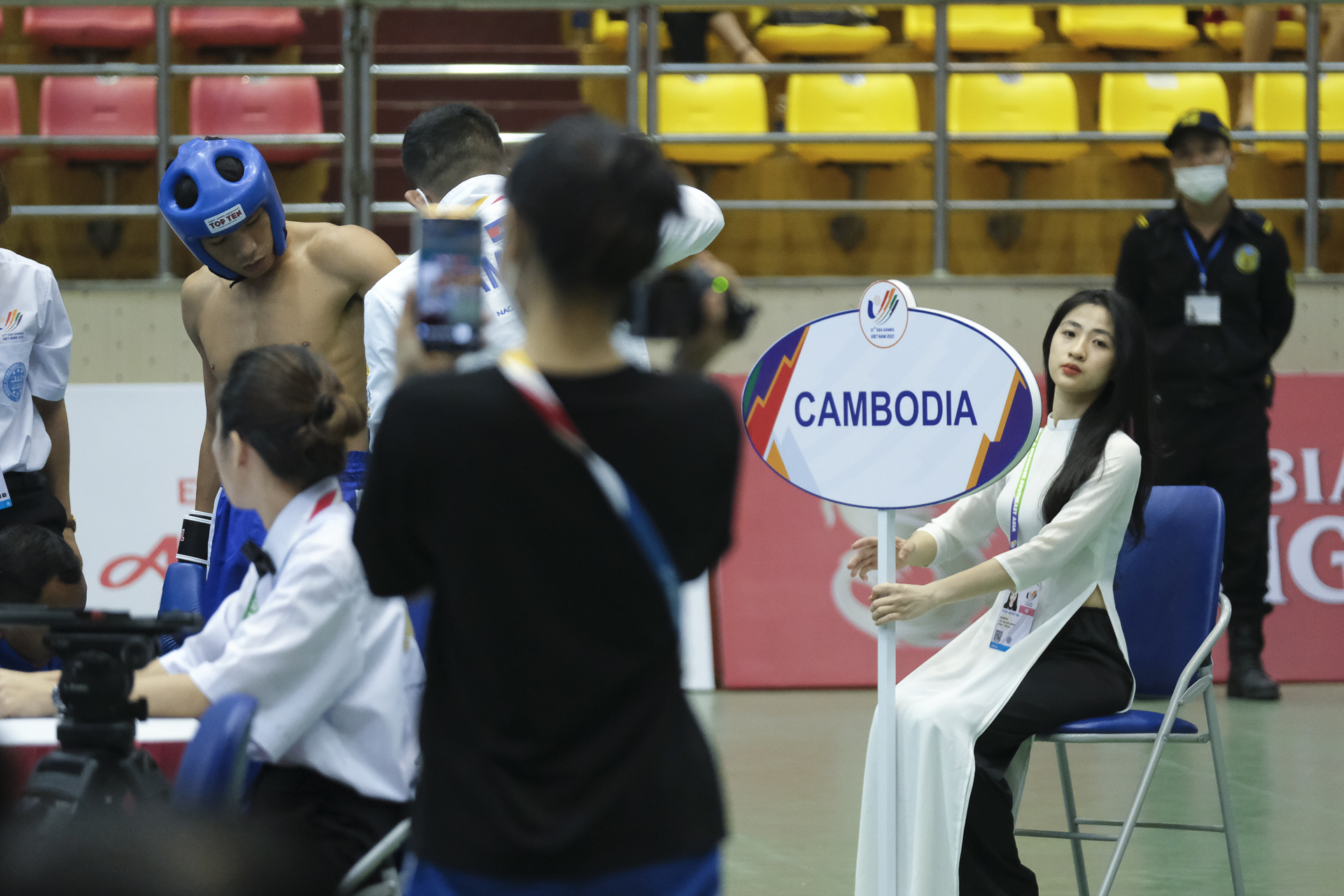 Vẻ đẹp gây thương nhớ của dàn tình nguyện viên bộ môn kickboxing SEA Games 31 - Ảnh 5.